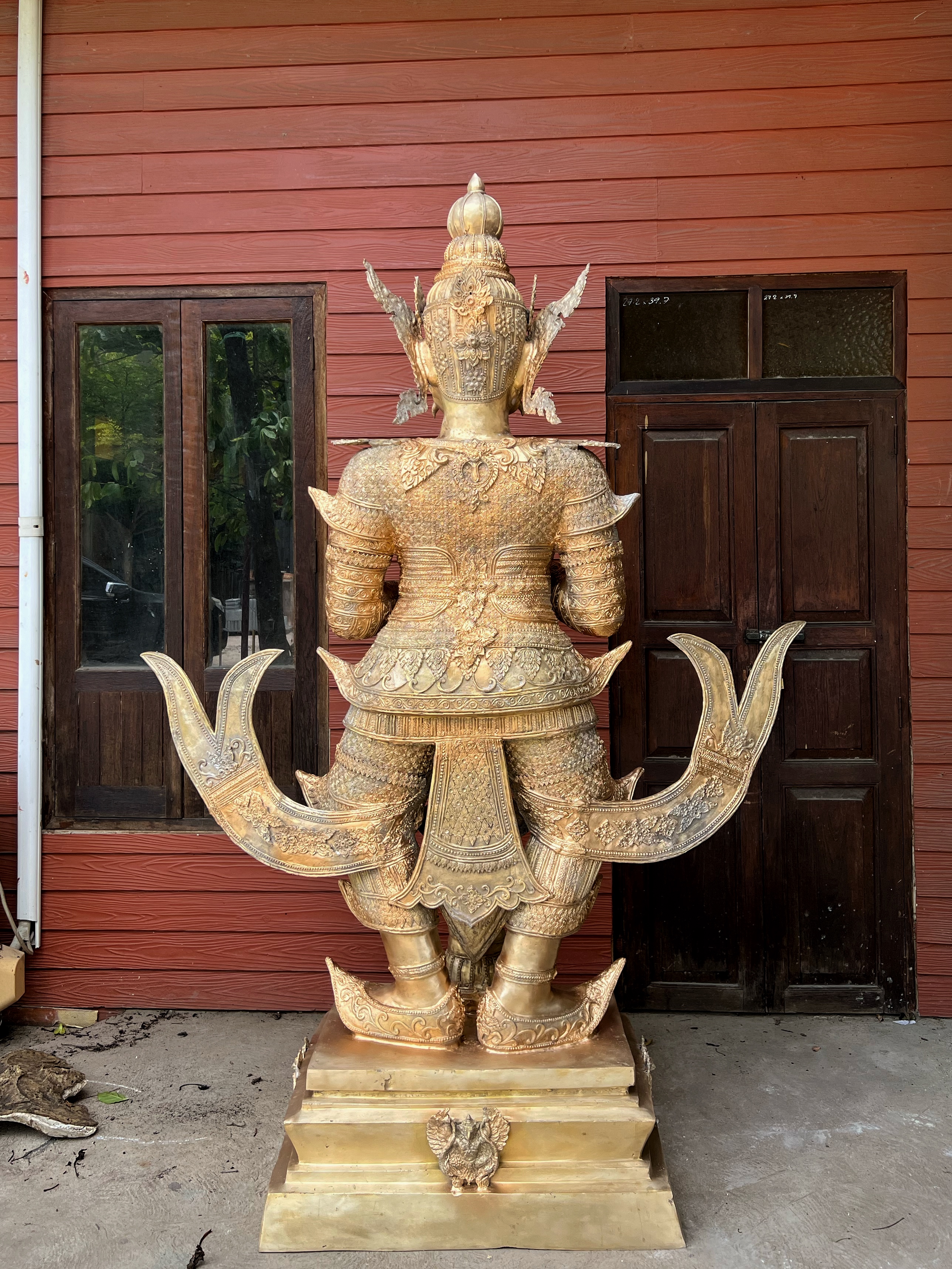 รูปหล่อ ท้าวเวสสุวรรณ ขนาดสูง 2.40 เมตร งานศิลปิน
