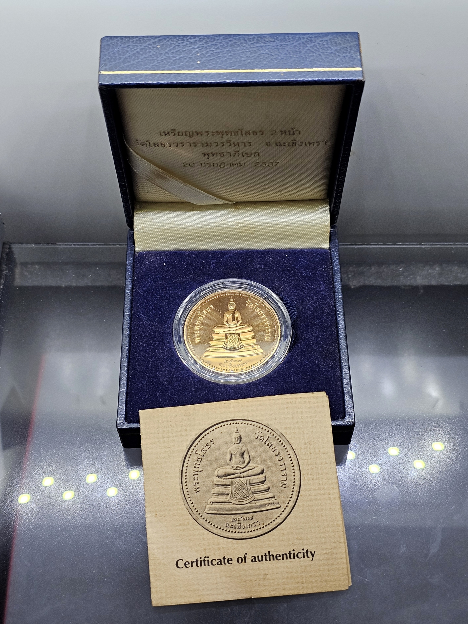 พระพุทธโสธร 2 หน้า เนื้อทองแดงขัดเงา บล็อกนอก Royal Australian Mint วัดโสธรวรารามวรวิหาร ขนาด 28 มิล พ.ศ.2537 พร้อมกล่องเดิม ใบเซอร์