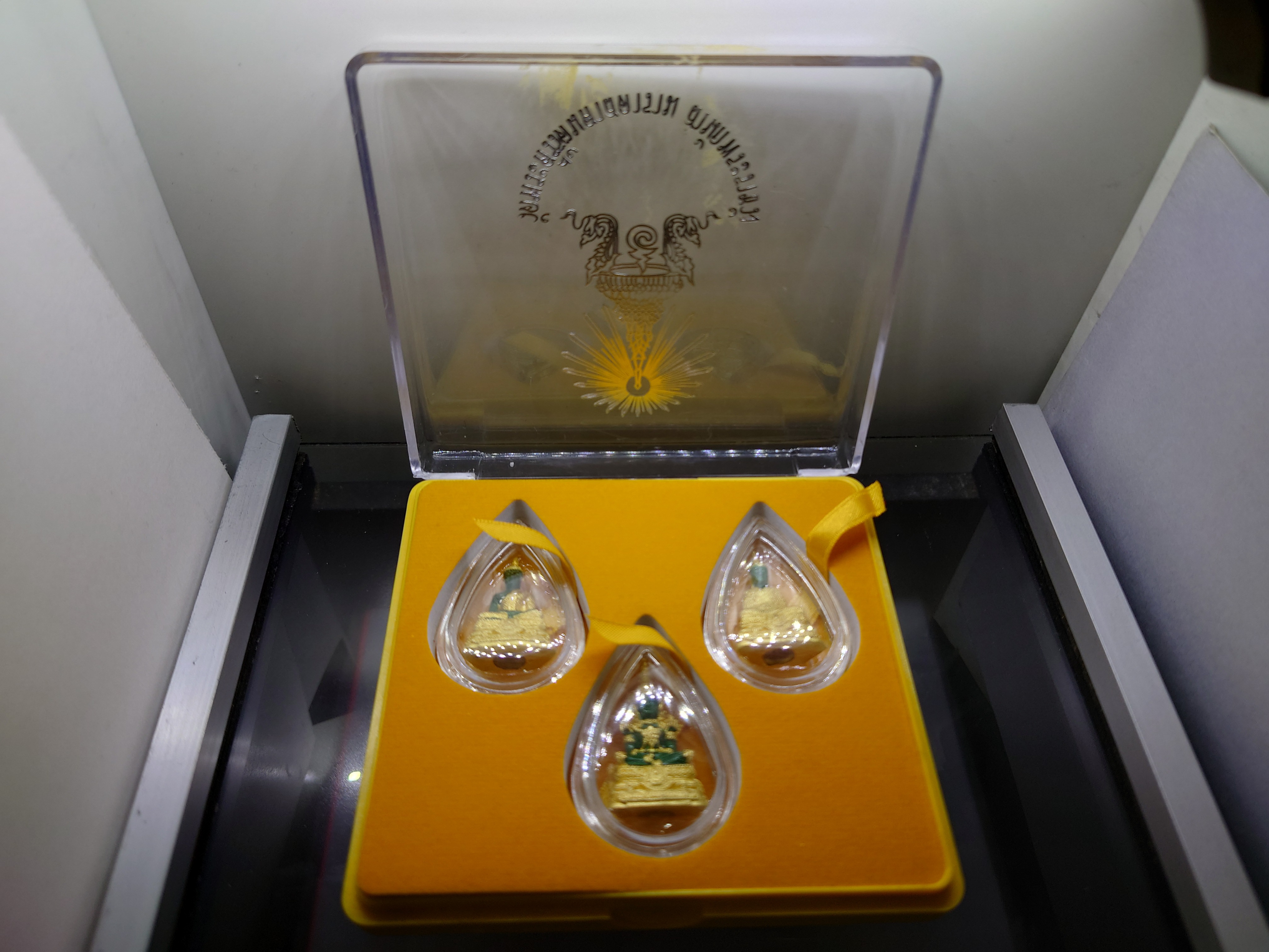 พระแก้วมรกต ชุด 3 ฤดู เนื้อโลหะเคลือบสีเขียว เครื่องทรงชุบทอง สำนักพระราชวัง สร้าง พุทธาภิเษก ณ วัดพระศรีรัตนศาสดาราม พ.ศ.2547 พร้อมกล่องเดิม รับประกันแท้