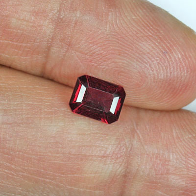 **ขายแล้ว**สปิเนลสีแดง (Spinel) 1.31 กะรัต รูปเหลี่ยมมรกต รูปร่างดี