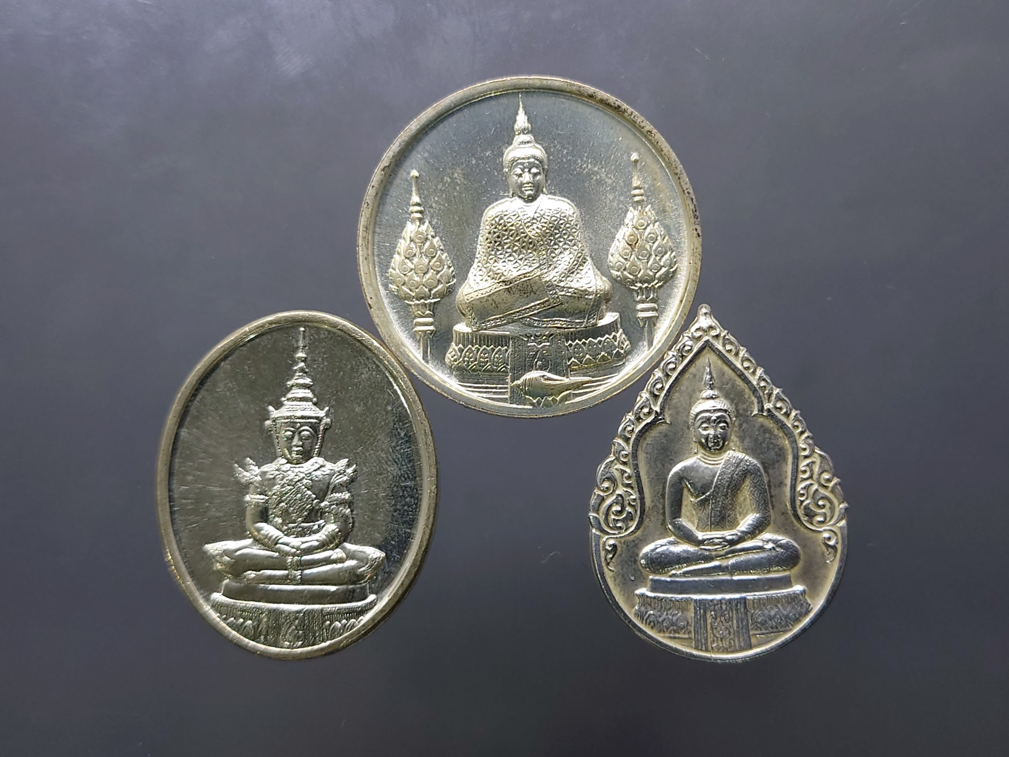 พระแก้วมรกต ภปร เนื้อเงิน (ชุด 3 ฤดู) ฉลองวัดพระศรืๆ (ด้านหลังมีราชศรัทธา) ปี2525 พร้อมกล่องแยกเดิมๆ