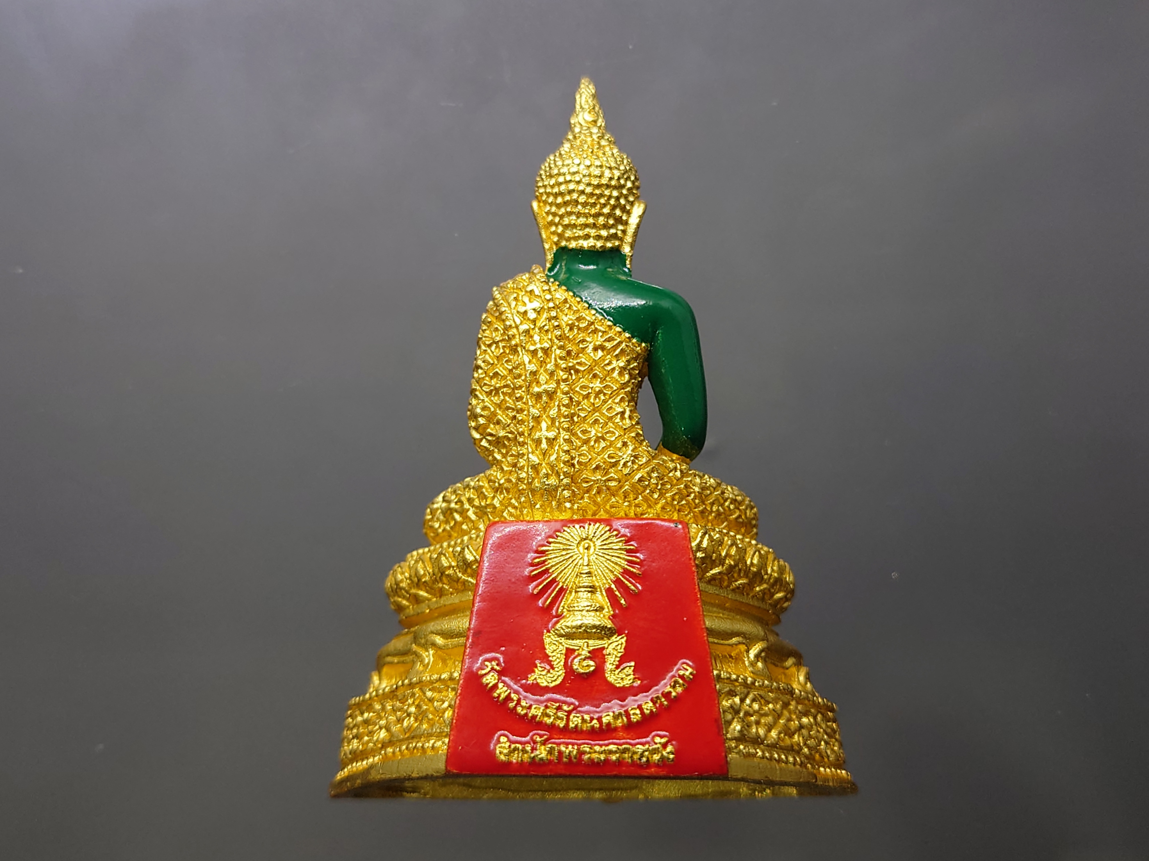 พระแก้วมรกต ทรงฤดูฝน (ขนาดสูง 6.3 เซน) เนื้อโลหะเคลือบสีเขียว เครื่องทรงชุบทอง สำนักพระราชวัง สร้าง พุทธาภิเษก ณ วัดพระศรีรัตนศาสดาราม พ.ศ.2547 ซีลเดิม รับประกันแท้