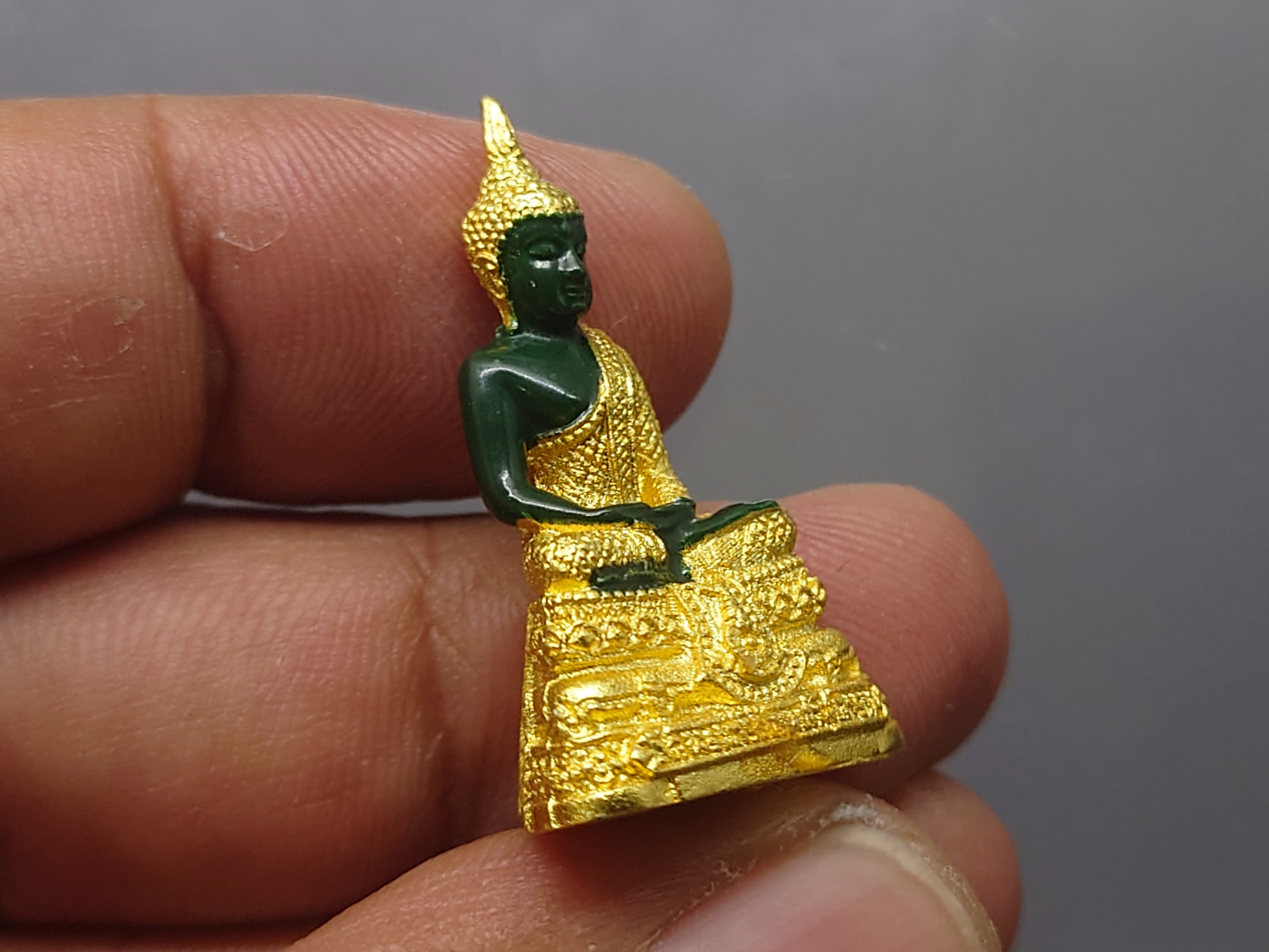 พระแก้วมรกต ทรงเครื่องฤดูฝน เนื้อโลหะเคลือบสีเขียว เครื่องทรงชุบทอง ขนาดสูง 3 เซน สำนักพระราชวัง สร้าง พุทธาภิเษก ณ วัดพระศรีรัตนศาสดาราม พ.ศ.2547 พร้อมตลับเดิม