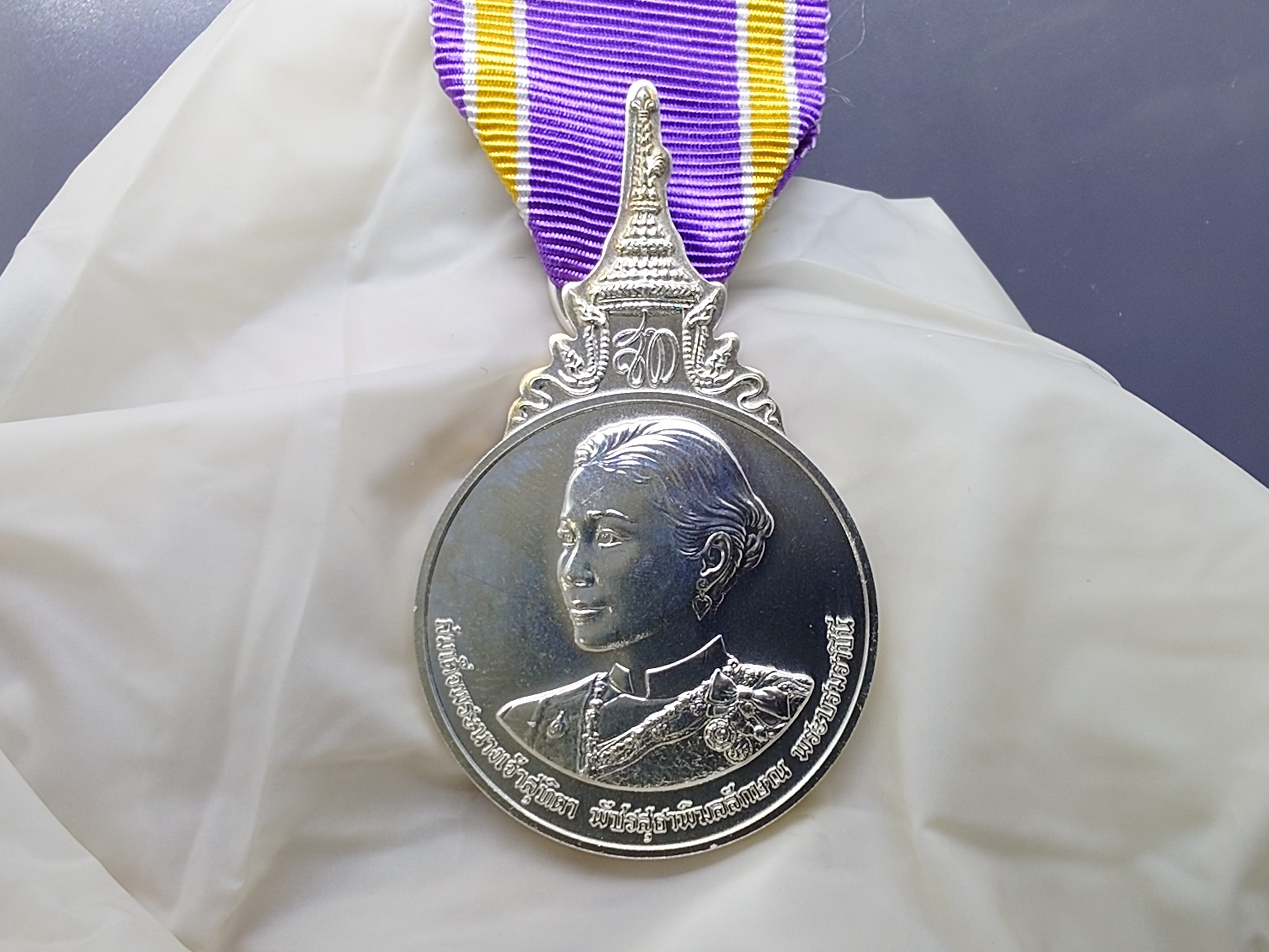 เหรียญประดับแพรแถบ สมเด็จพระนางเจ้าสุธิดา พระบรมราชินี เนื้อเงิน พ.ศ.2562 แบบชาย