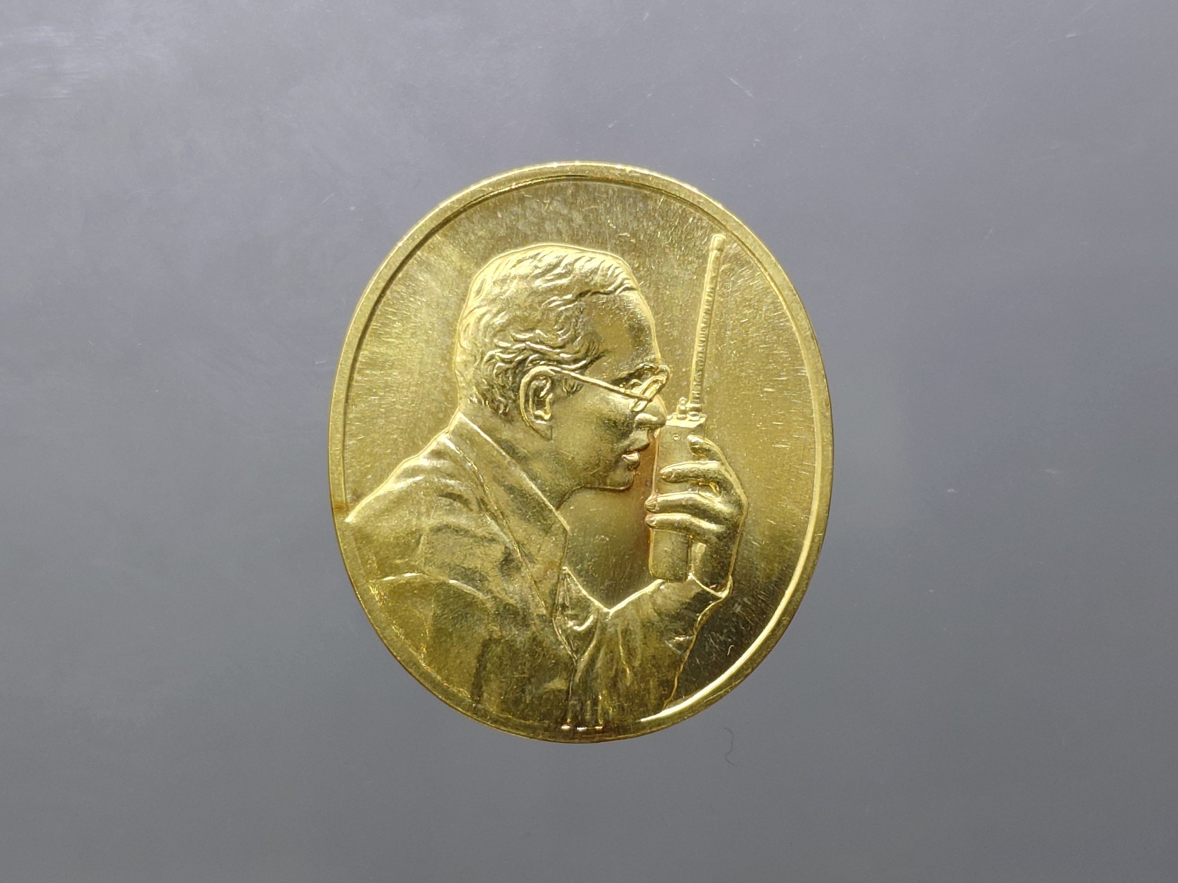 เหรียญที่ระลึกเฉลิมพระเกียรติพระราชกรณียกิจด้านการสื่อสาร (เหรียญทรง วอ.) เนื้อทองคำ หนัก 18 กรัม สร้างน้อย 999 เหรียญ พ.ศ.2539 นิยม หายาก