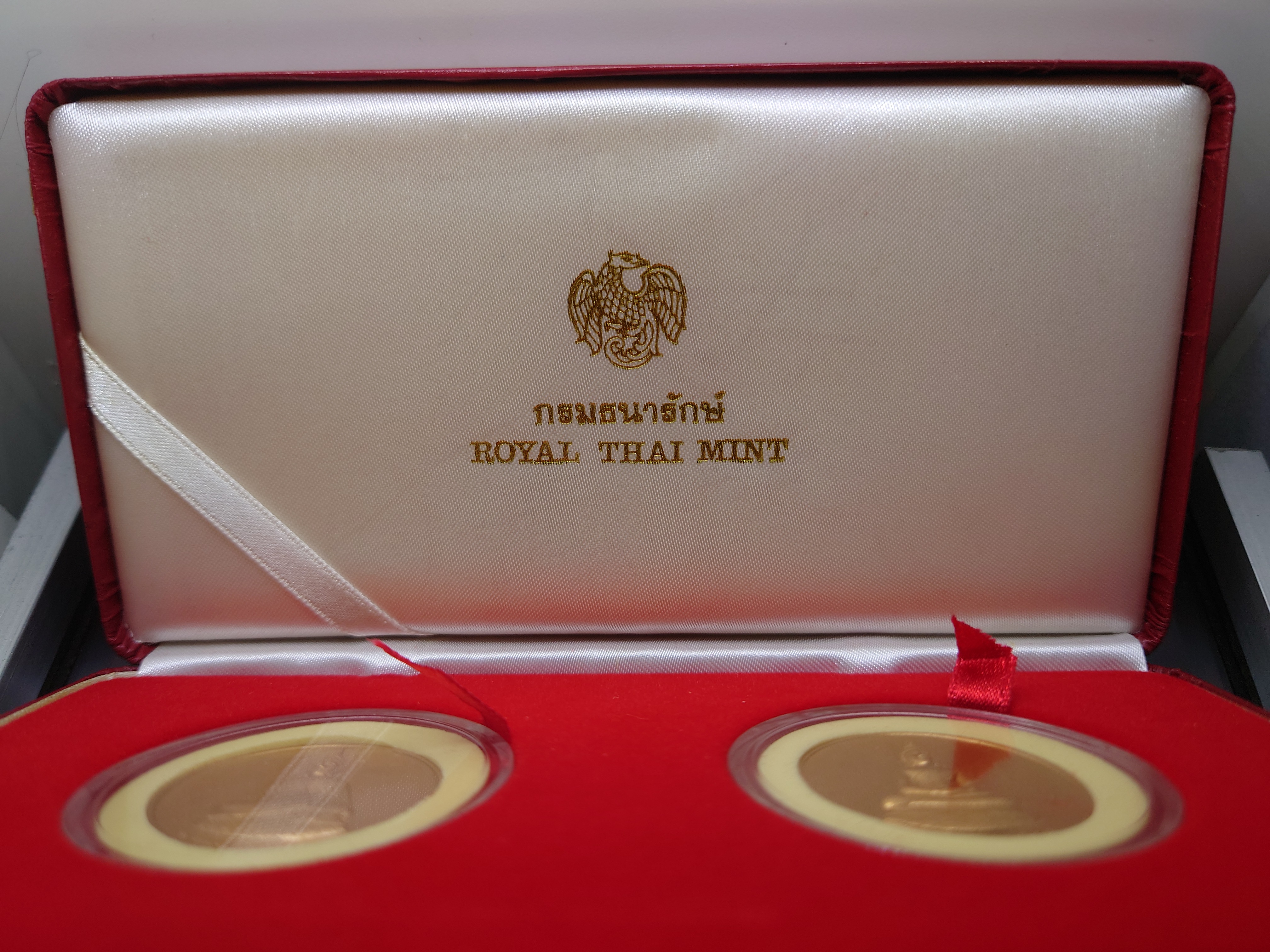 พระแก้วมรกต ทรงฤดูหนาว หลัง ภปร (ชุด 2 องค์) เนื้อทองแดง ที่ระลึก 75 พรรษา ในหลวง ธนารักษ์จัดสร้าง พ.ศ.2545 พร้อมกล่องหนัง