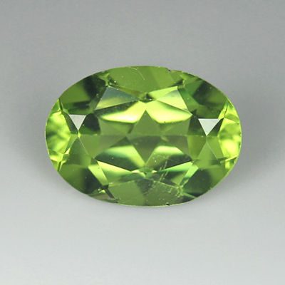 เพอริโด (Peridot) 0.89 กะรัต สีเขียวอมเหลือง รูปร่างดี