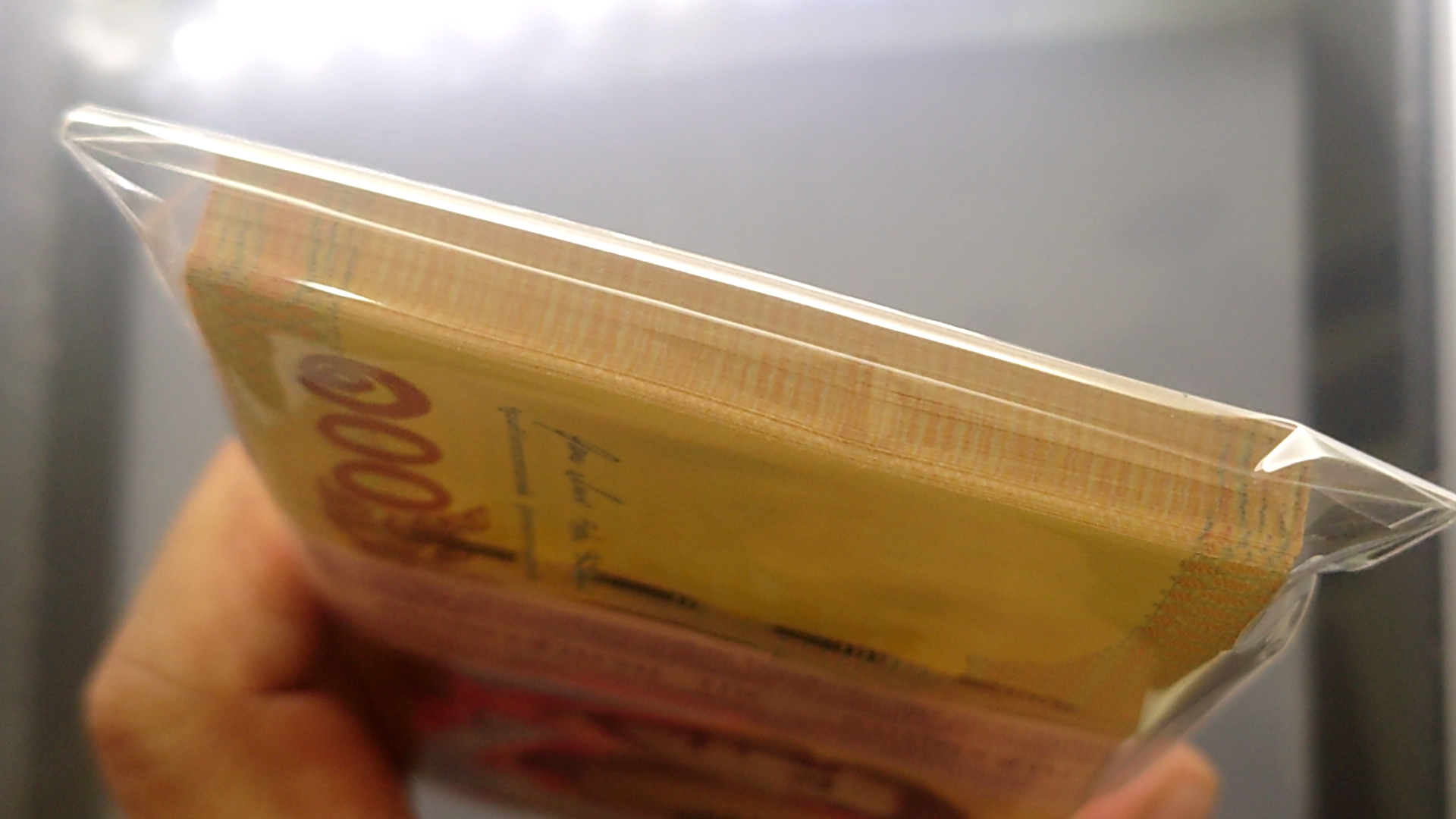 ธนบัตร 100 บาท (ยกแหนบ 100 ใบ เลขเรียง) หมวด 9 K มีเลข 9 หน้า 9 หลัง ที่ระลึกเนื่องในพระราชพิธีบรมราชาภิเษก รัชกาลที่10 พุทธศักราช 2562 ไม่ผ่านใช้