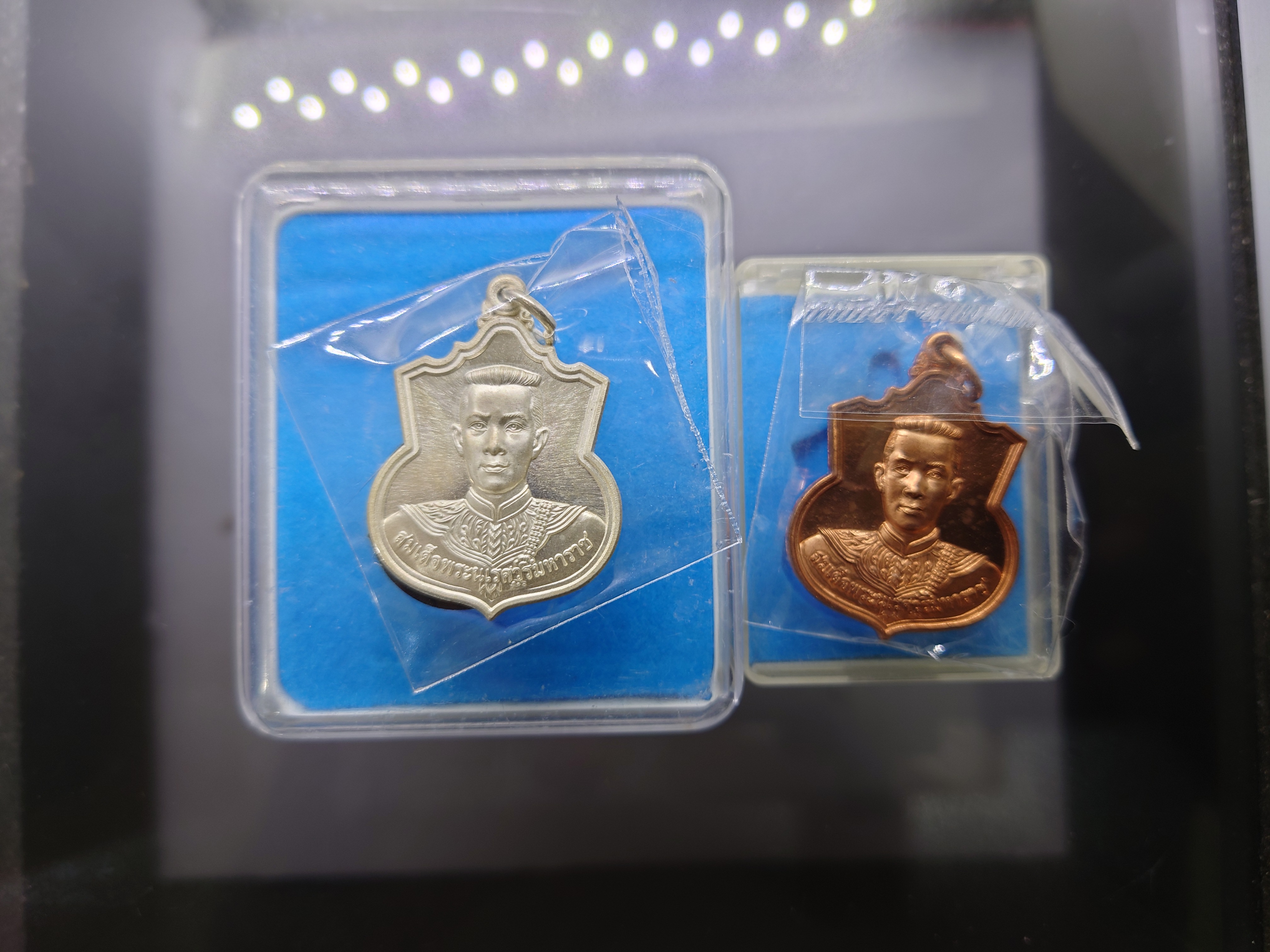 เหรียญที่ระลึกพระนเรศวรมหาราช รุ่น สู้ หลัง สก เนื้อเงิน-เนื้อทองแดง พ.ศ.2548 พร้อมตลับเดิม