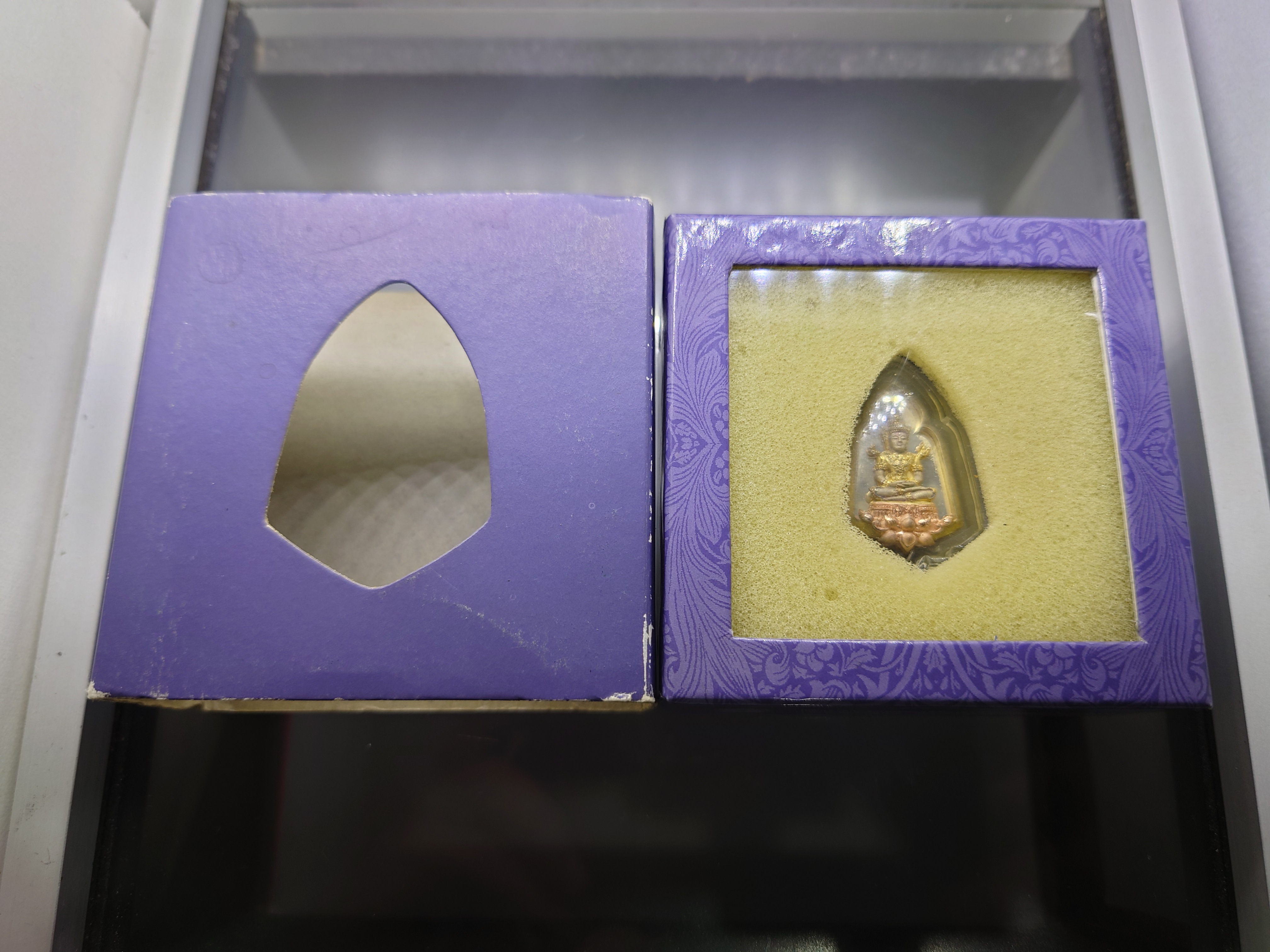 พระแก้วมรกต หลัง ตราพระปรมาภิไธยย่อ ภ.ป.ร.เนื้อเงินสามกษัตริย์ โรงพยาบาลภูมิพลฯ จัดสร้าง ปี2547 พร้อมกล่องเดิม