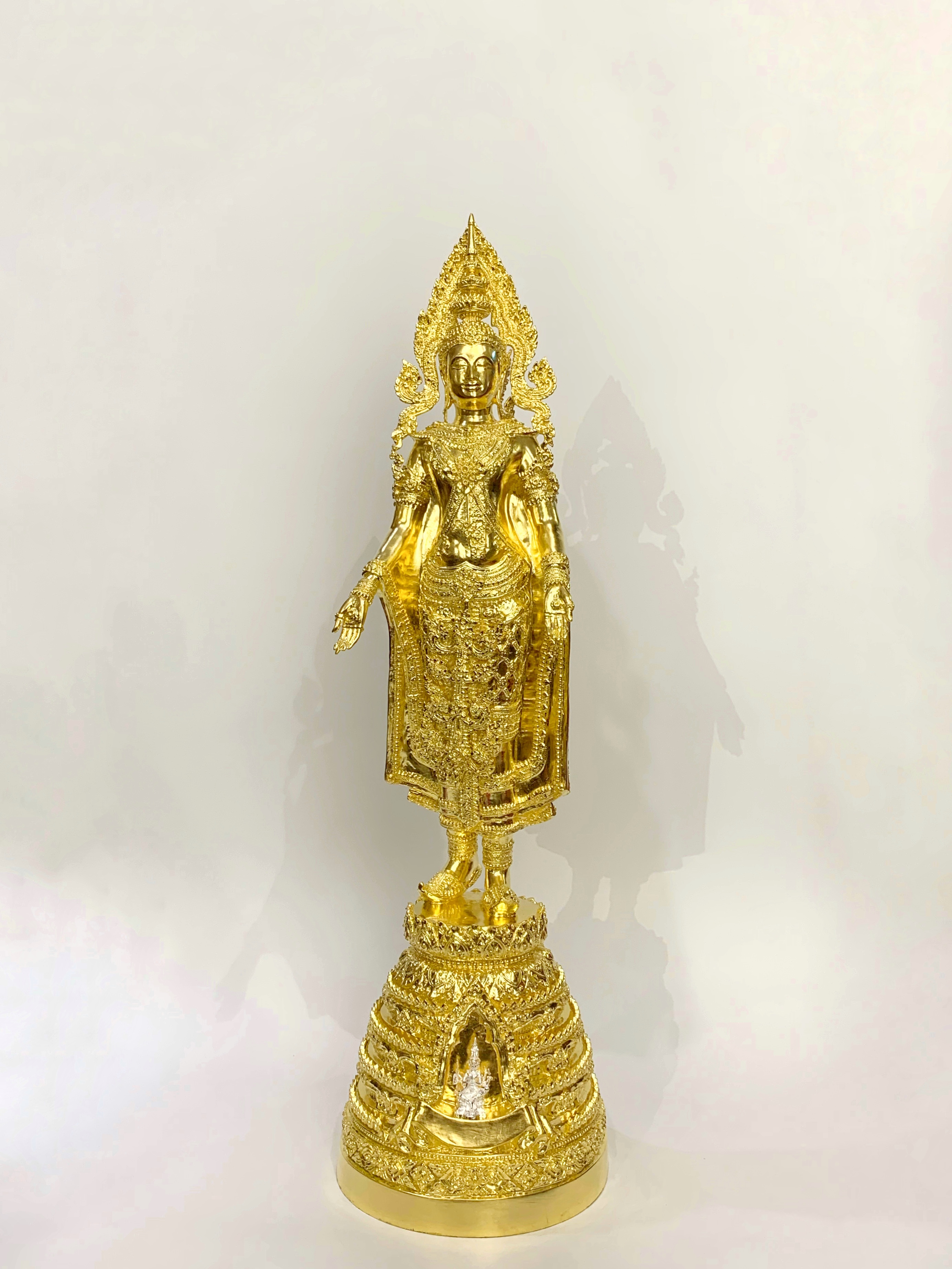 พระพุทธมหาจักรพรรดิ ปางเปิดโลก สูง 32 นิ้ว ปิดทอง วัดกษัตราธิราชวรวิหาร จ.อยุธยา