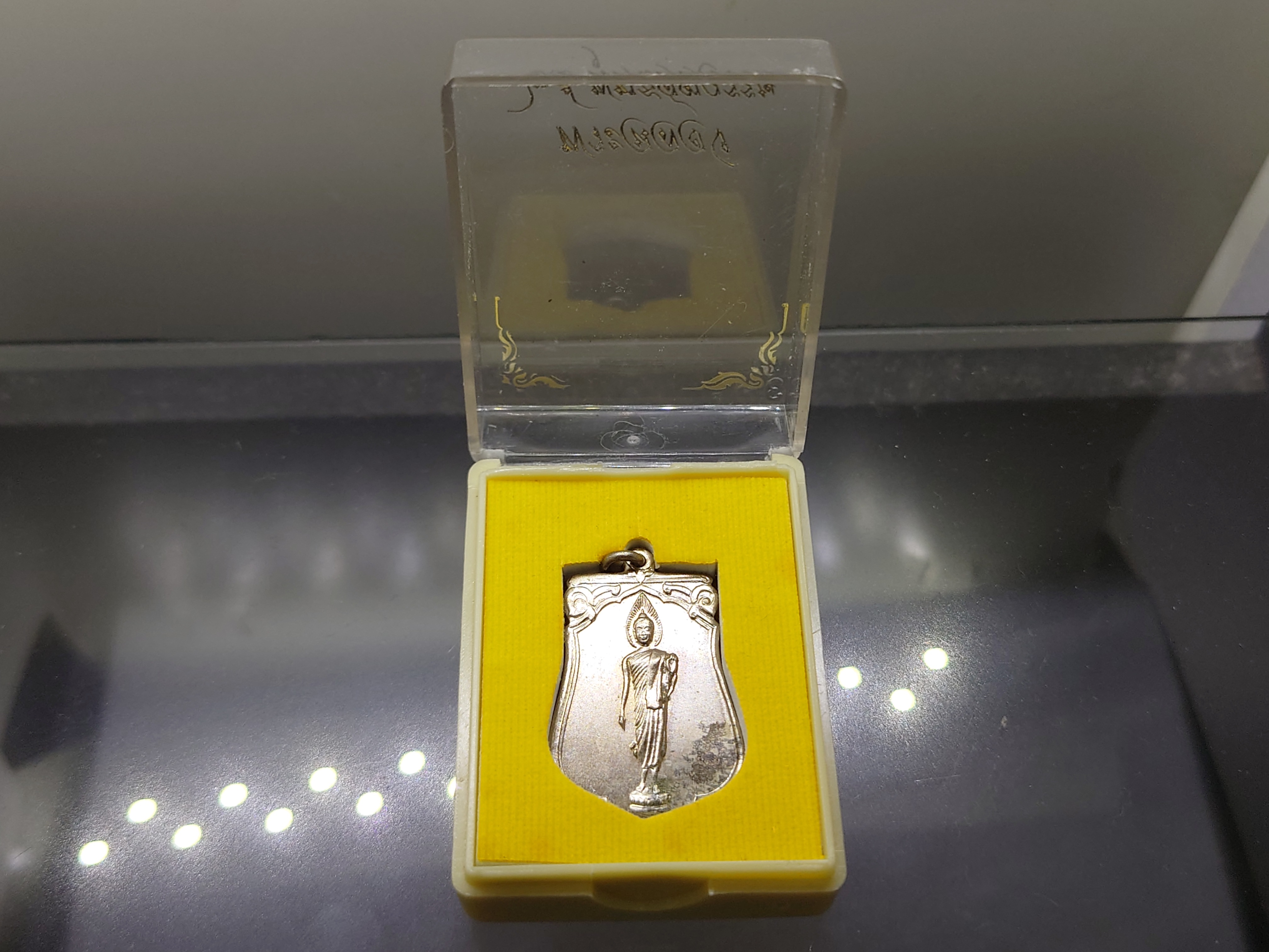 พระฉลอง 25 พุทธศตวรรษ ทรงเสมา เนื้ออัลปาก้า ปี 2500 มีคราบเก่าเก็บ พร้อมตลับ