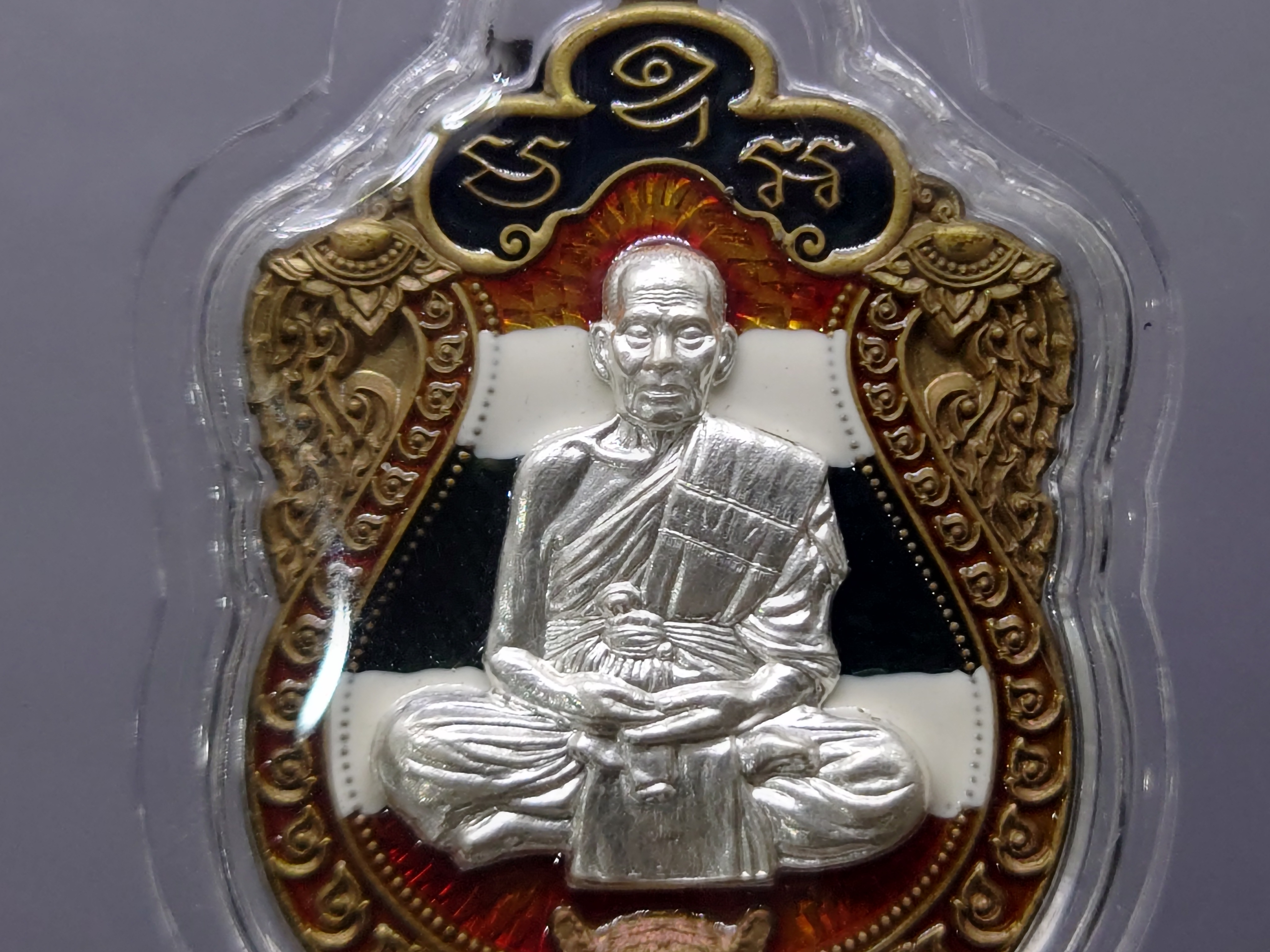 เหรียญเสมาเสือคาบดาบ รุ่น1 (ชุดกรรมการ)เนื้อชนวนลงยาสีธงชาติ องค์เงินแท้ (ตอกกรรมการ) หลวงพ่อพัฒน์ วัดห้วยด้วน โคท 154