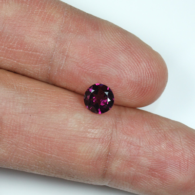 **ขายแล้ว**โกเมนสีม่วงหรือโรโดไลท์ (Rhodolite Garnet) 0.99 กะรัต ม่วงเข้ม รูปร่างดี