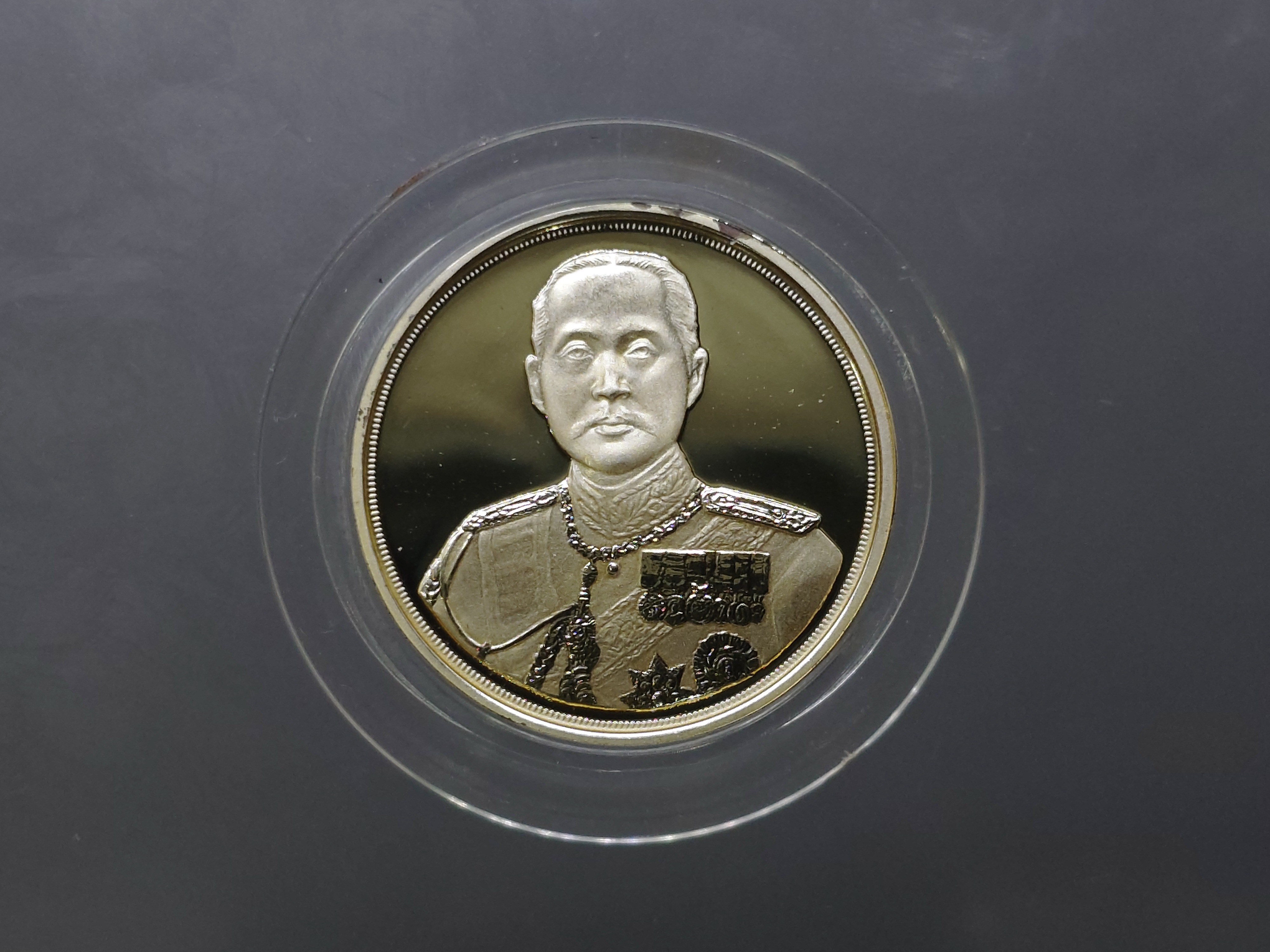 เหรียญเทิดพระเกียรติ จุฬาลงกรณ์ บรมราชาธิราช เนื้อเงิน ขัดเงา พิมพ์เล็ก บล็อกเพิร์ทมิ้นท์ หลวงพ่อเกษม เขมโก สำนัก ไตรลักษณ์ ปี2537 พร้อมตลับเดิม