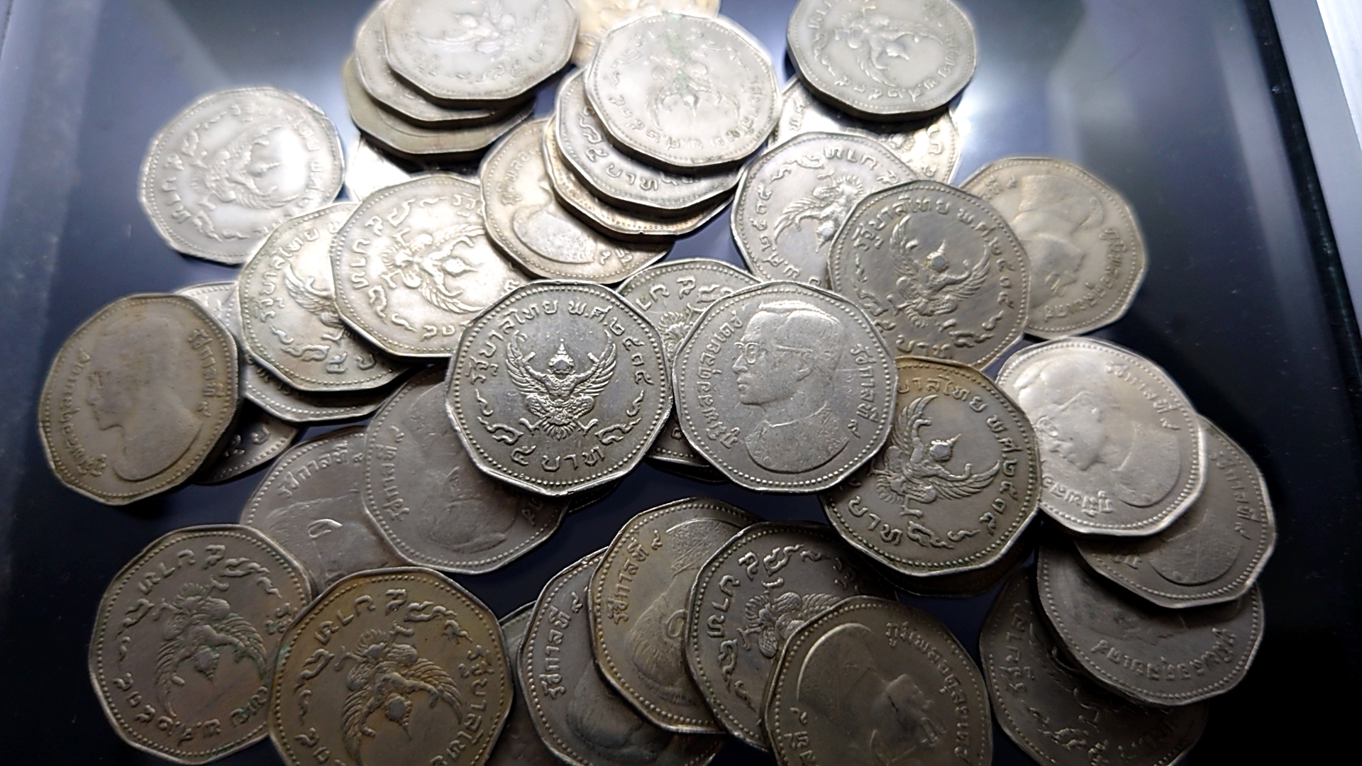 เหรียญ 5 บาท หลังพระครุฑพ่าห์ (9เหลี่ยม) 2515 ผ่านใช้