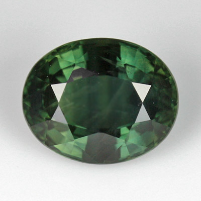 เขียวส่อง (Green Sapphire) 1.36 กะรัต สีเขียวเข้ม รูปร่างดี พลอยบางกะจะ