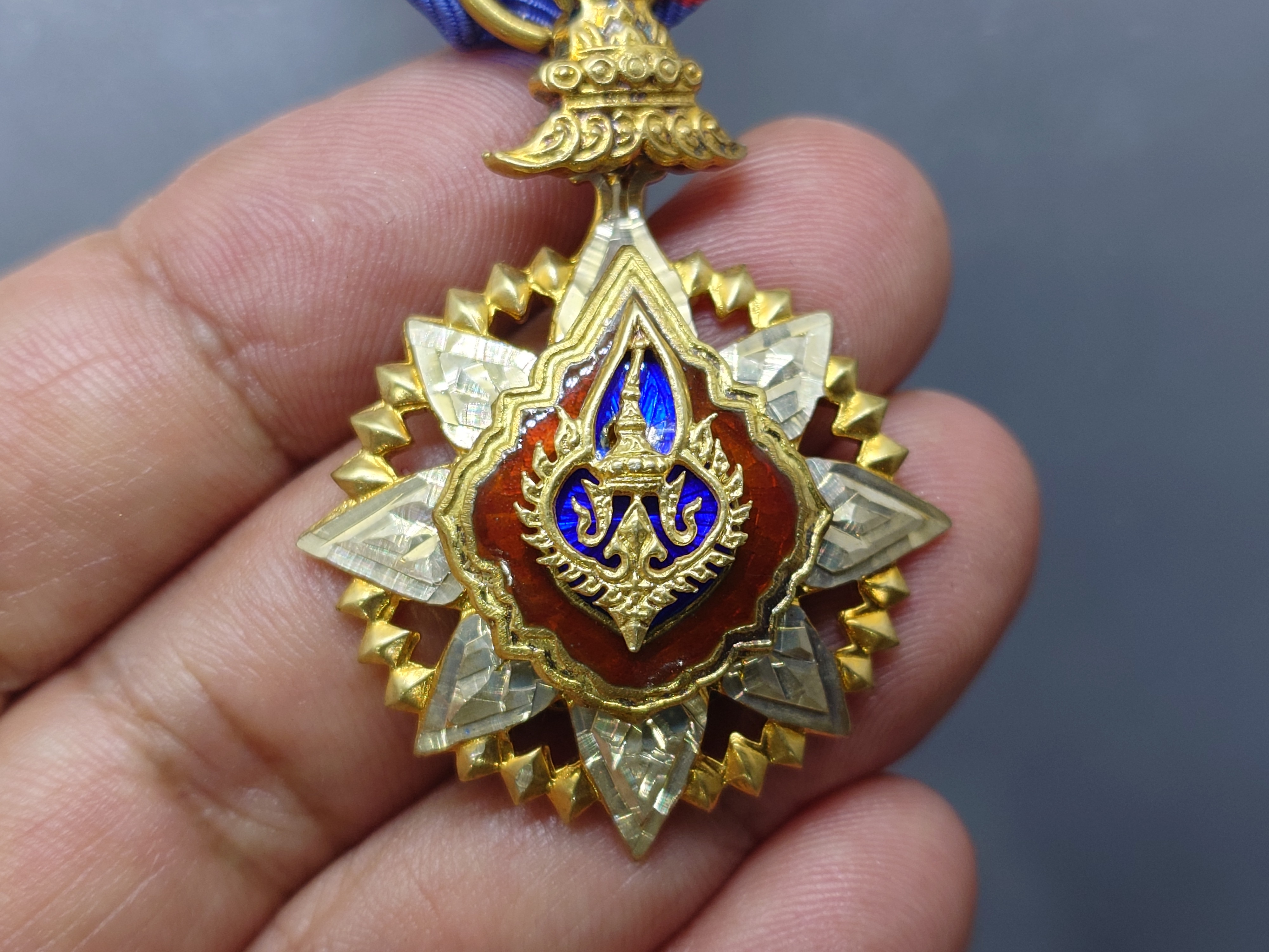 เครื่องราชอิสริยาภรณ์ มงกุฏไทย เนื้อเงินลงยา พร้อมกล่องเดิม