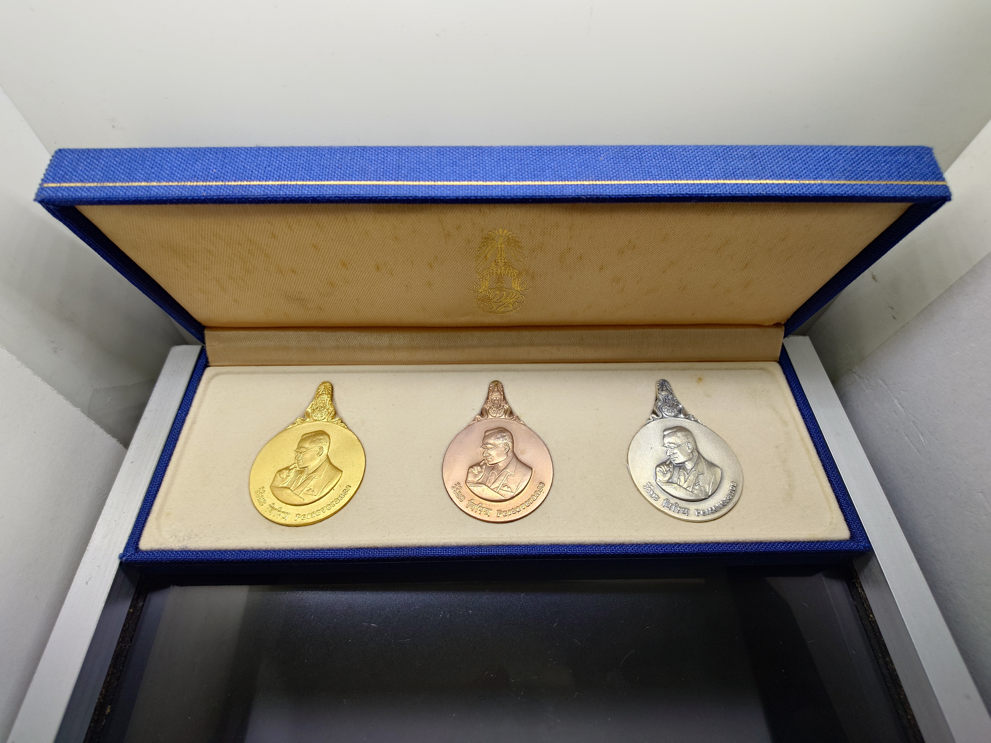 เหรียญมหาชนก พิมพ์ใหญ่ ชุดทองคำ บล็อก ป ขาด นิยม (เนื้อทองคำ 99 % เนื้อนาค เนื้อเงิน) พ.ศ.2539 พร้อมหนังสือ อุปกรณ์ครบ สภาพสวย แท้ ดูง่าย