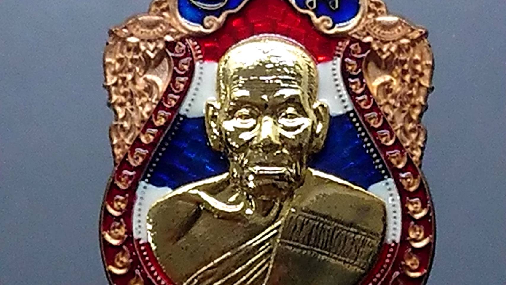 เหรียญเสมาเสือคาบดาบ รุ่น2 เนื้อนวะ หน้ากากชุบทองลงยาธงชาติ(ตอกกรรมการ) ขอบแดงซุ้มน้ำเงิน หลวงพ่อพัฒน์ วัดห้วยด้วน โคท 132