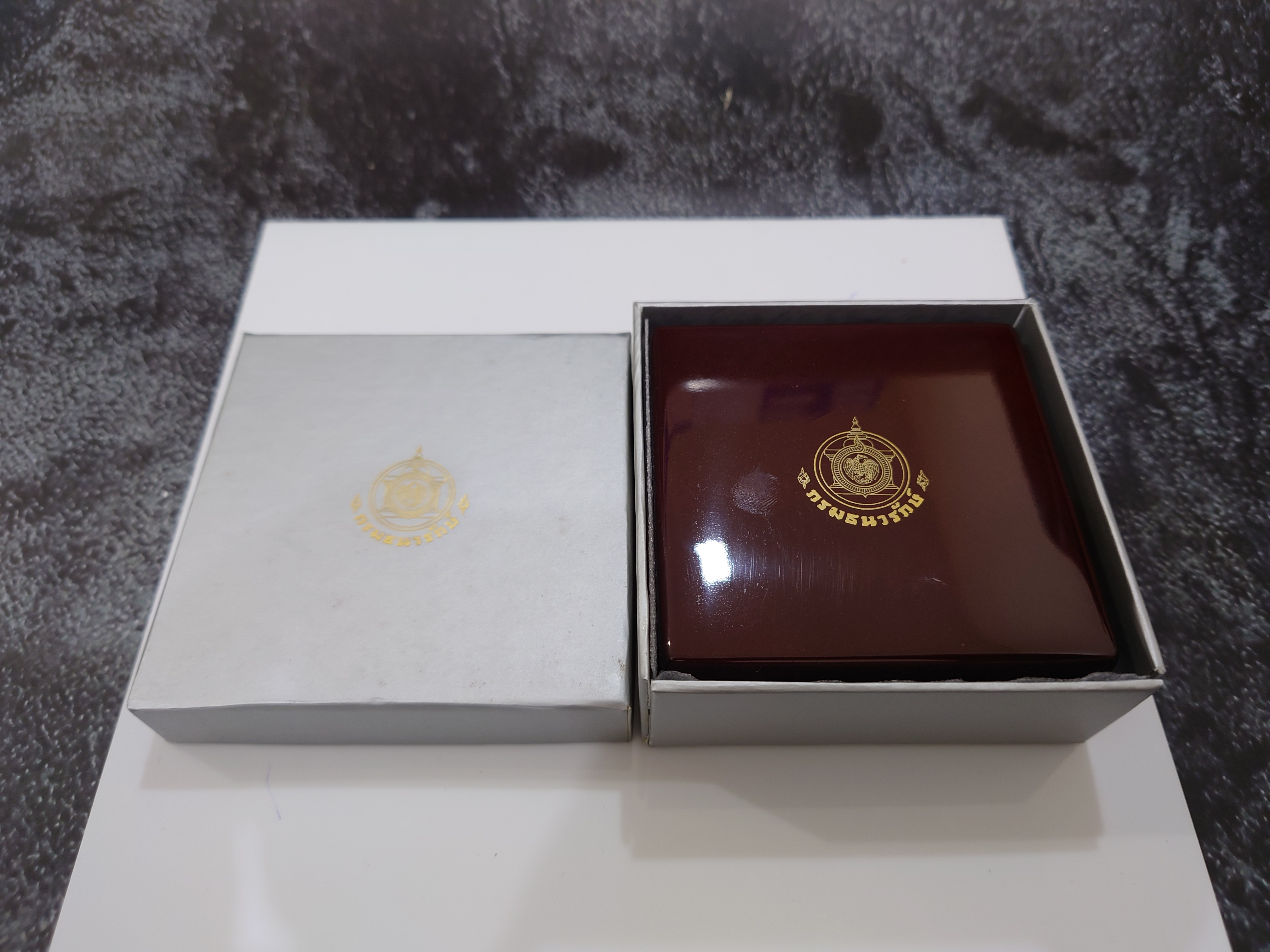 กล่องไม้ใส่เหรียญเงิน 4 เหลี่ยม (หรือใส่เหรียญขนาดตลับวงนอก 4.5 เซน) จากกรมธนารักษ์ ผ่านใช้ สภาพสวย 95 %