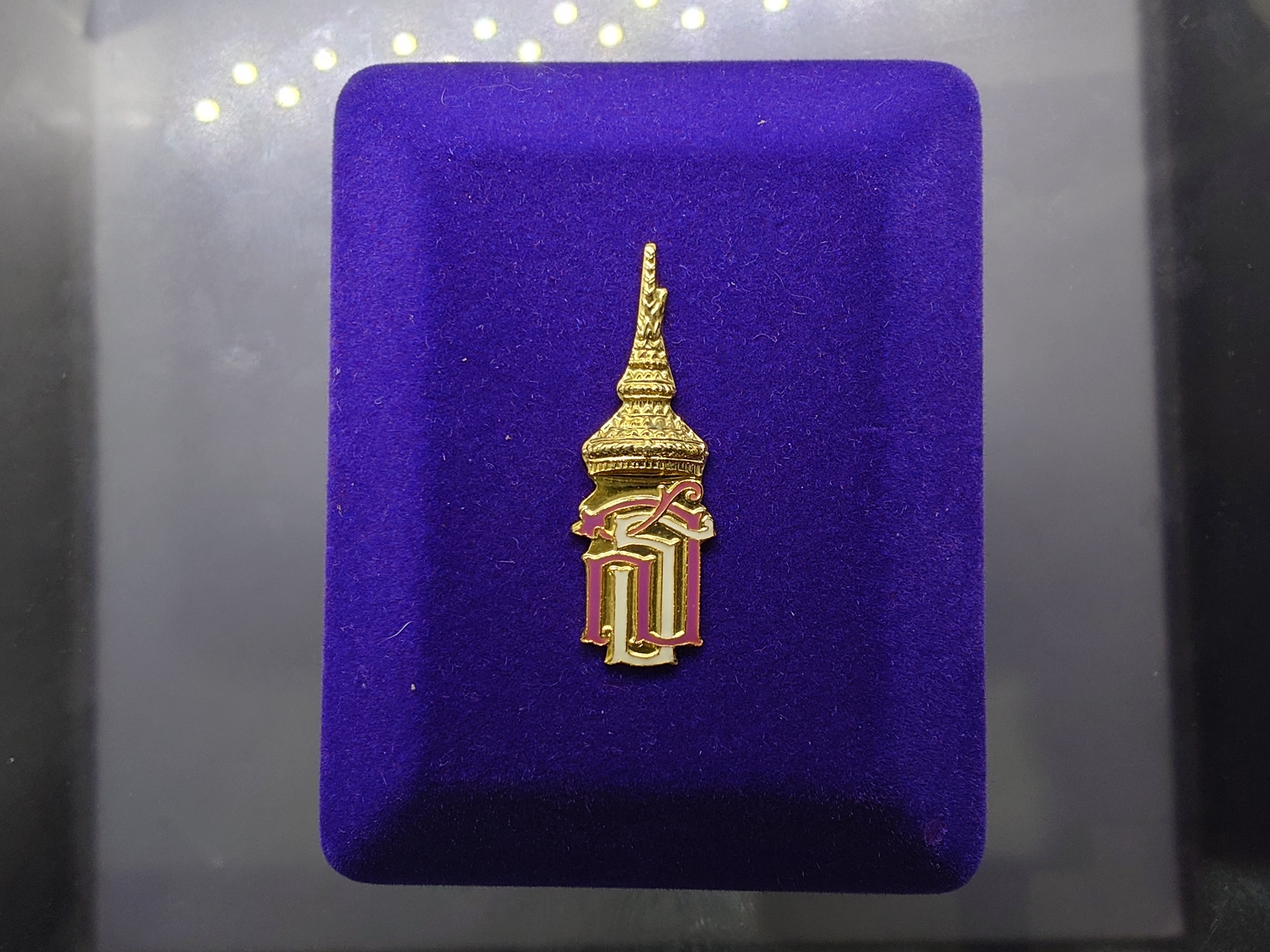 พระแก้วมรกต สธ.เนื้อกาหลั่ยทอง ที่ระลึกสมเด็จพระเทพรัตนราชสุดาฯเสด็จทรงยกช่อฟ้า วัดพระแก้ว จ.เชียงราย ปี2550 พร้อมกล่องเดิม