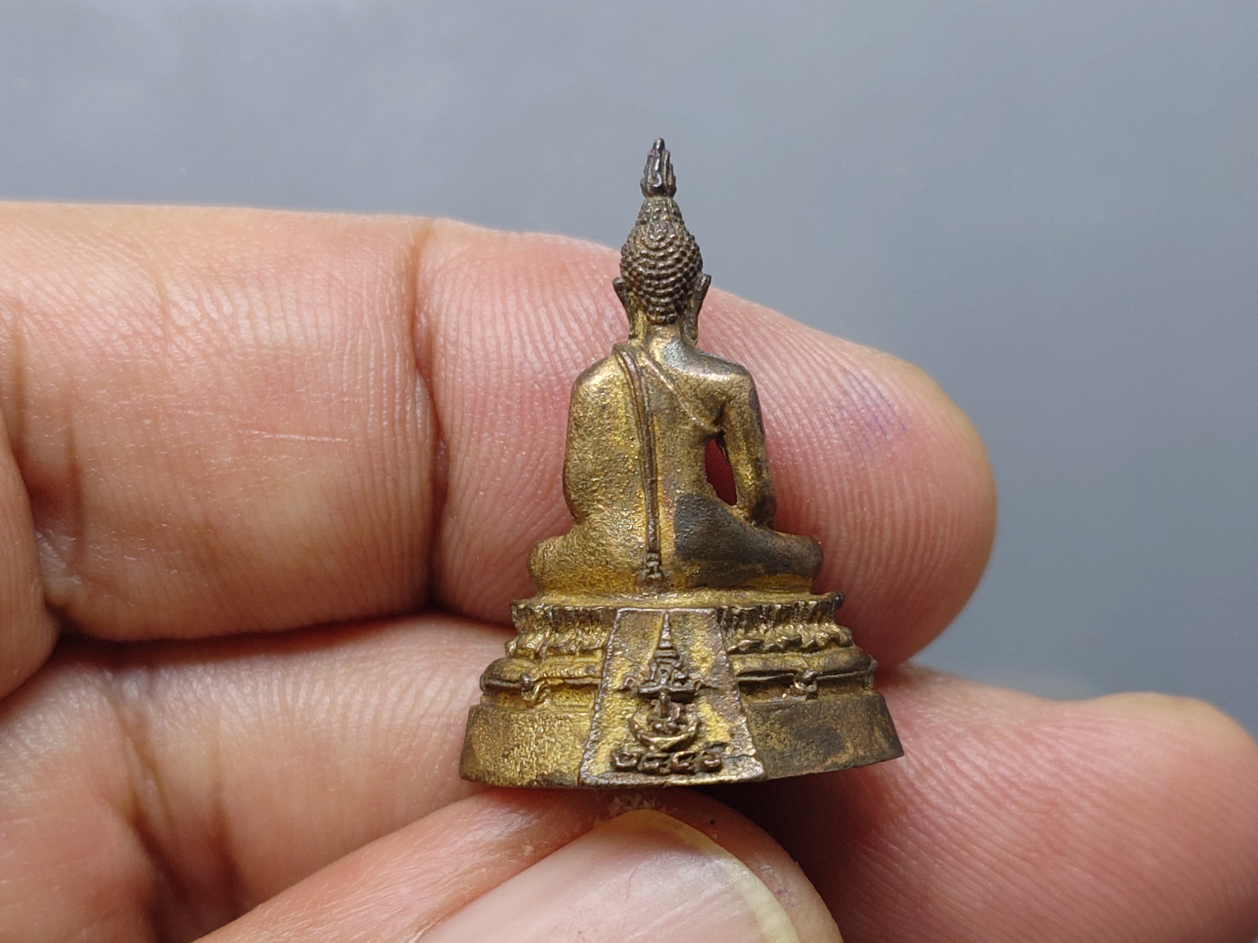 พระพุทธพรประทานราชนาวร เนื้อนวะโลหะ ขนาดสูง 25 มิล ปี2540 พร้อมกล่องเดิม