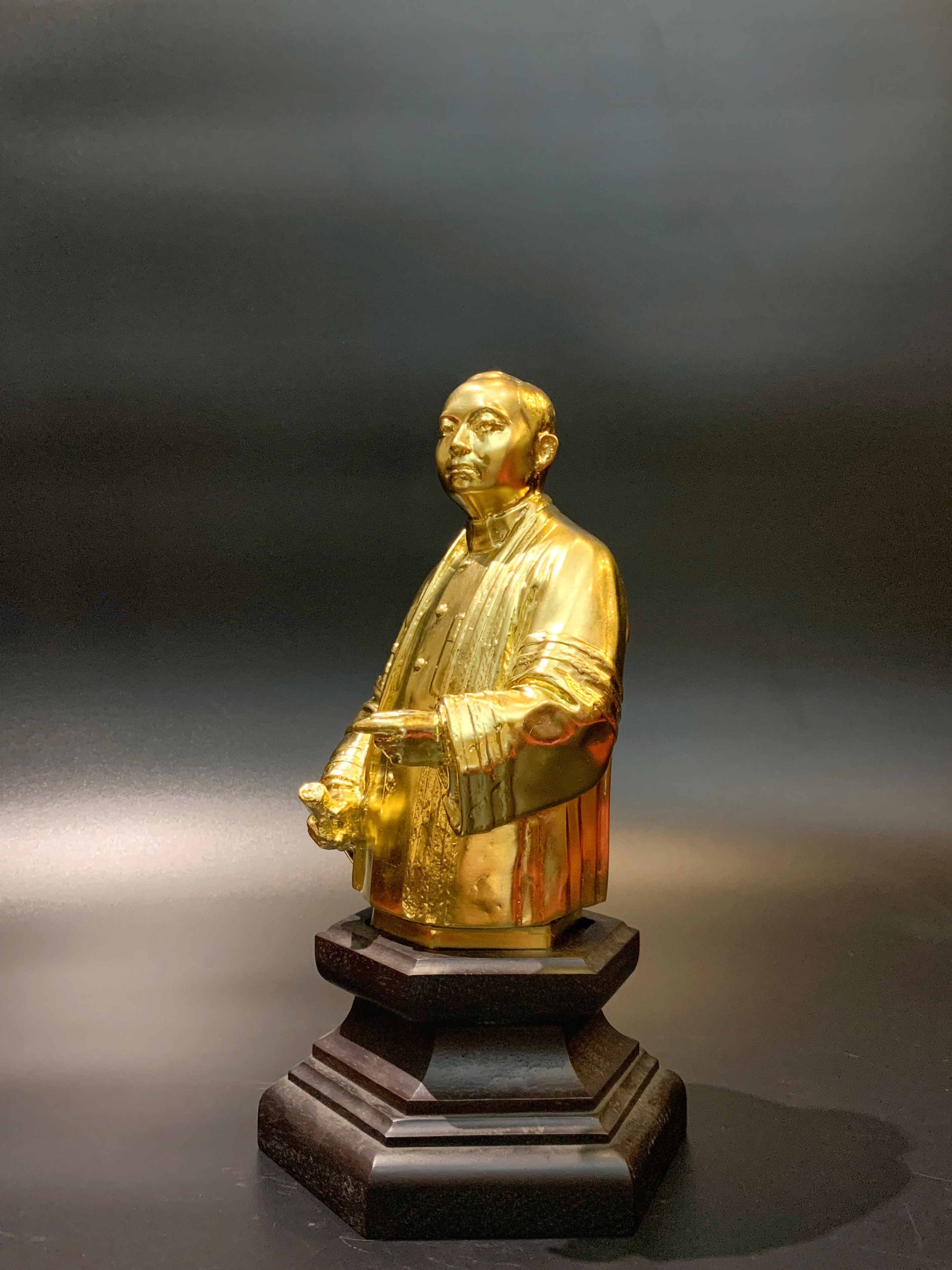 รัชกาลที่ 6 ครึ่งพระองค์ พร้อมฐานไม้มะค่า