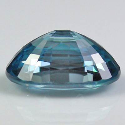 เพทายสีฟ้า (Blue Zircon) 3.85 กะรัต สีฟ้าน้ำทะเล รูปไข่