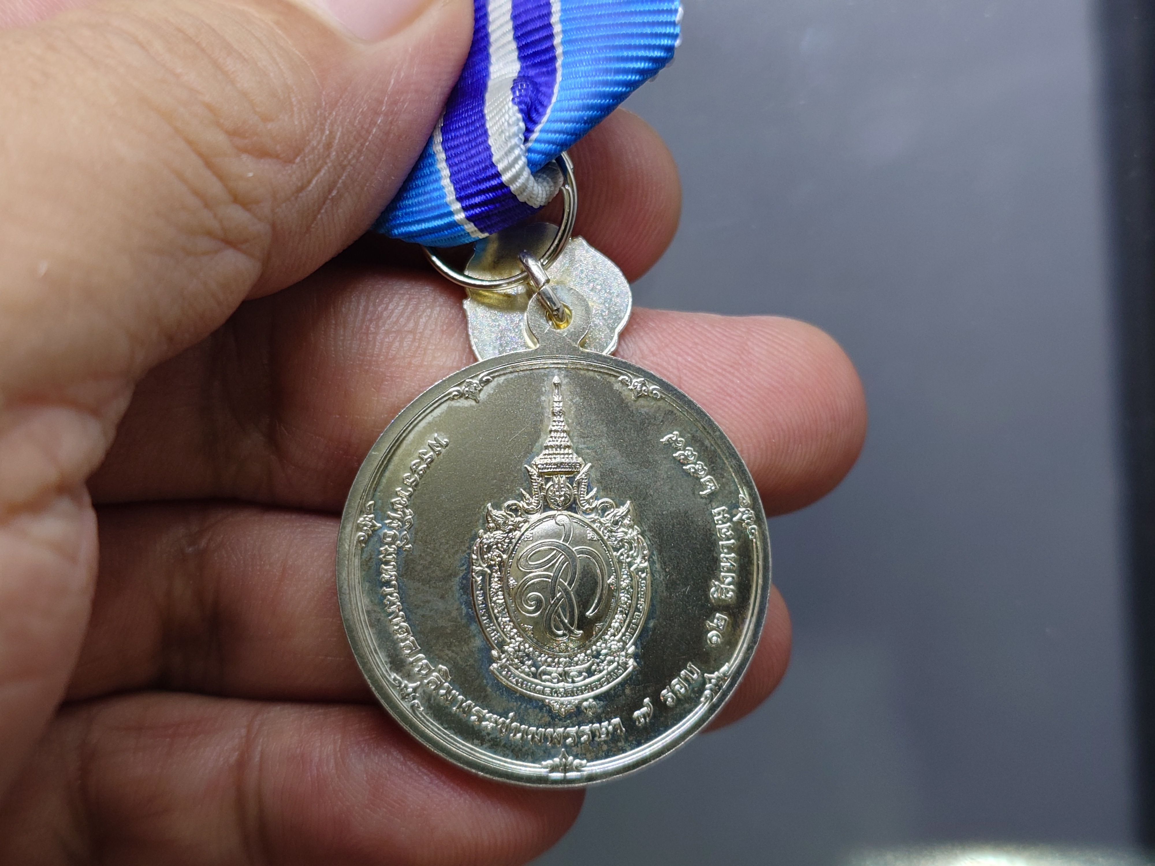 เหรียญเงิน ที่ระลึกเฉลิมพระเกียรติ พระบรมราชินีนาถ เฉลิมพระชนมพรรษา 7 รอบ พร้อมแพร ปี2559 แบบชาย