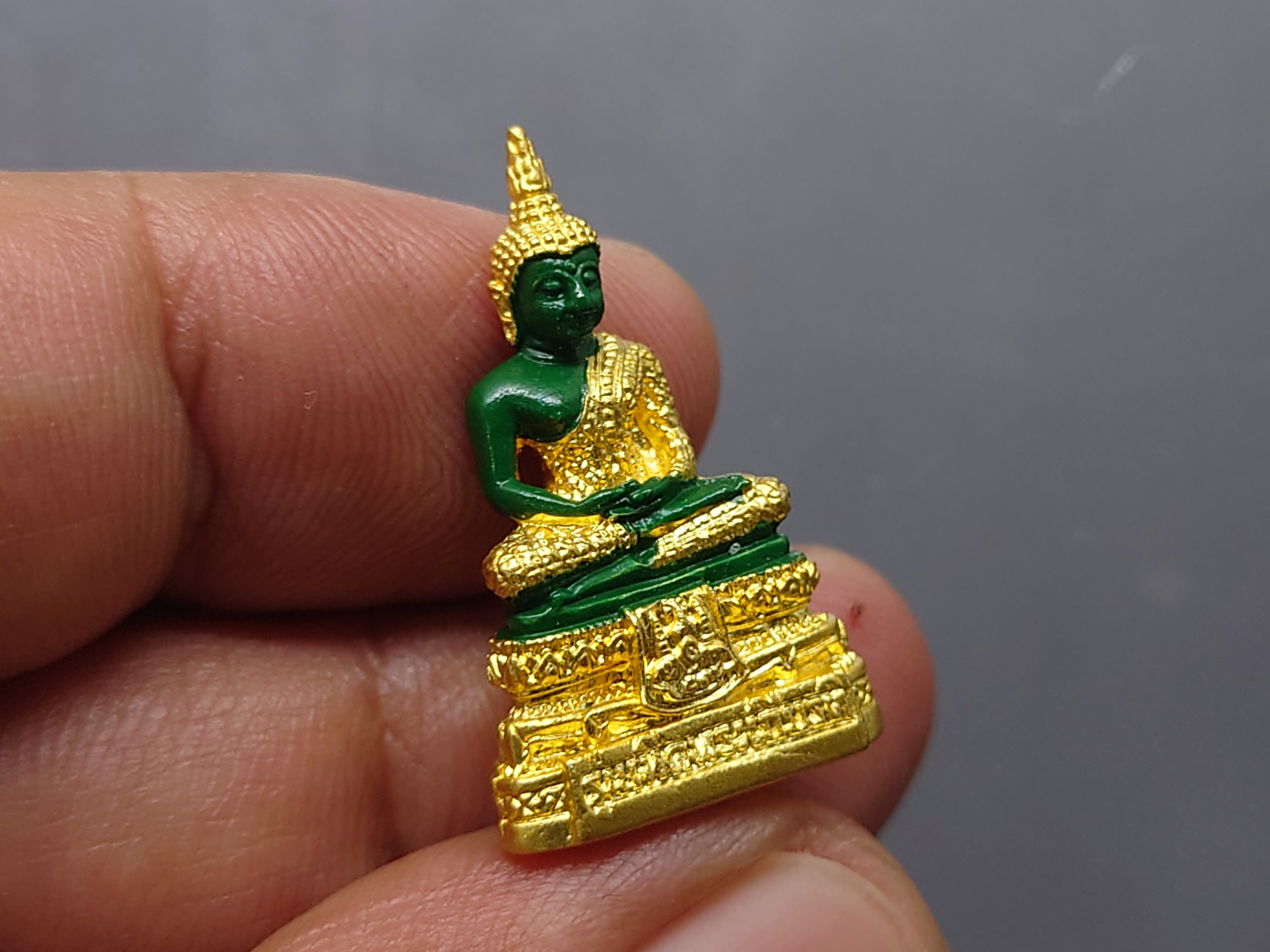 พระแก้วมรกต 3 ฤดู รุ่นเทอดพระเกียรติ เนื้อโลหะเคลือบเขียว เครื่องทรงชุบทอง มหาพุทธาภิเษก ณ วัดพระศรีรัตนศาสดาราม ปี2540 พร้อมกล่องเดิม หายาก นิยม