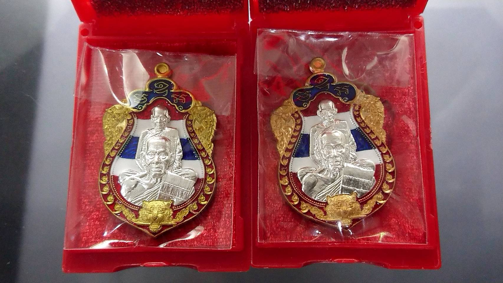 เหรียญเสมาเสือคาบดาบ 3 ครบชุดกรรมการ หน้ากากเงินลงยาสีธงชาติ 5 เหรียญ 5 เนื้อ หลังเสือคู่ หลวงพ่อพัฒน์ วัดห้วยด้วน