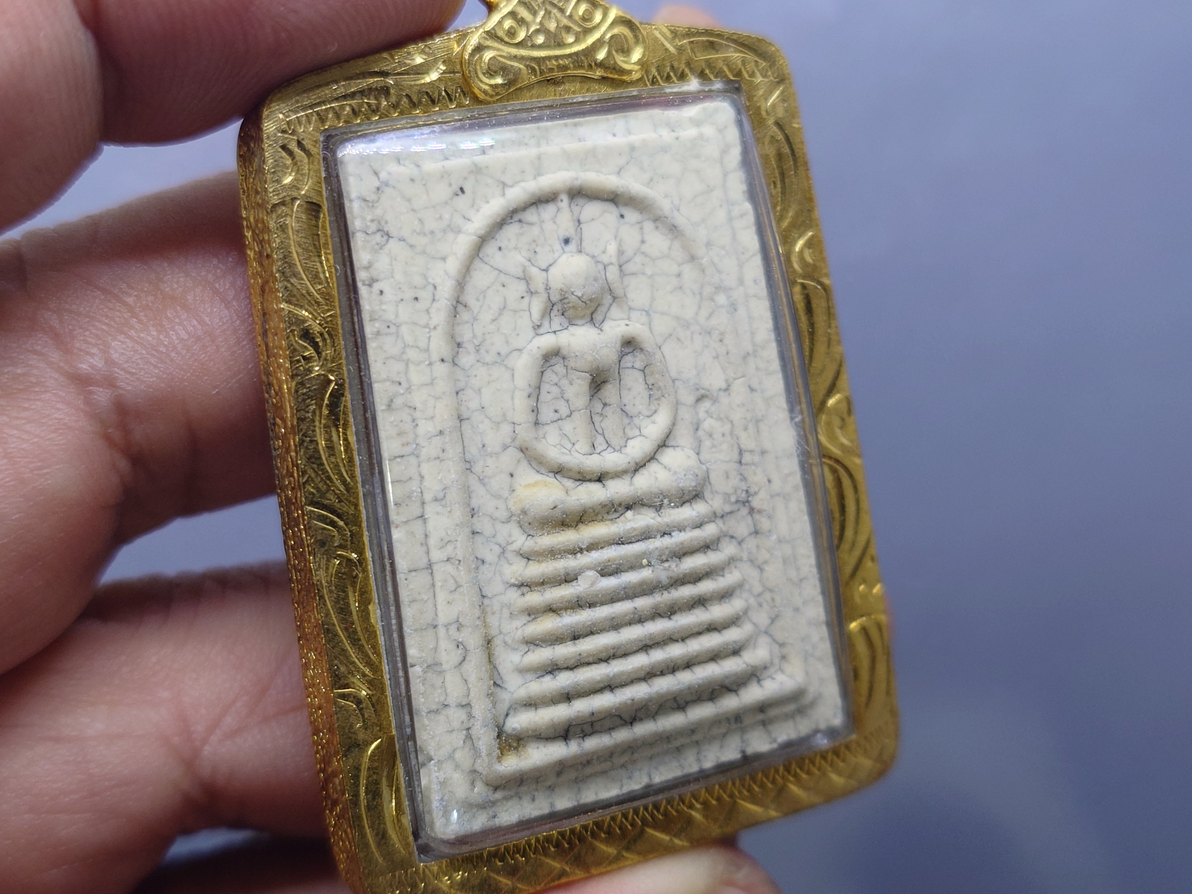 พระสมเด็จวัดระฆัง เนื้อผงผสมผงเก่า พิมพ์อกร่อง รุ่นย้อนยุค 108 ปี (คณะ 9) วัดระฆังโฆสิตารามฯ พร้อมเลี่ยมกรอบไมคอน ปี2556 พร้อมกล่องเดิม