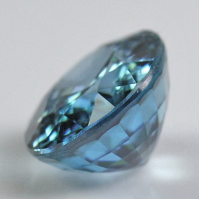 เพทายสีฟ้า (Blue Zircon) 3.85 กะรัต สีฟ้าน้ำทะเล รูปไข่