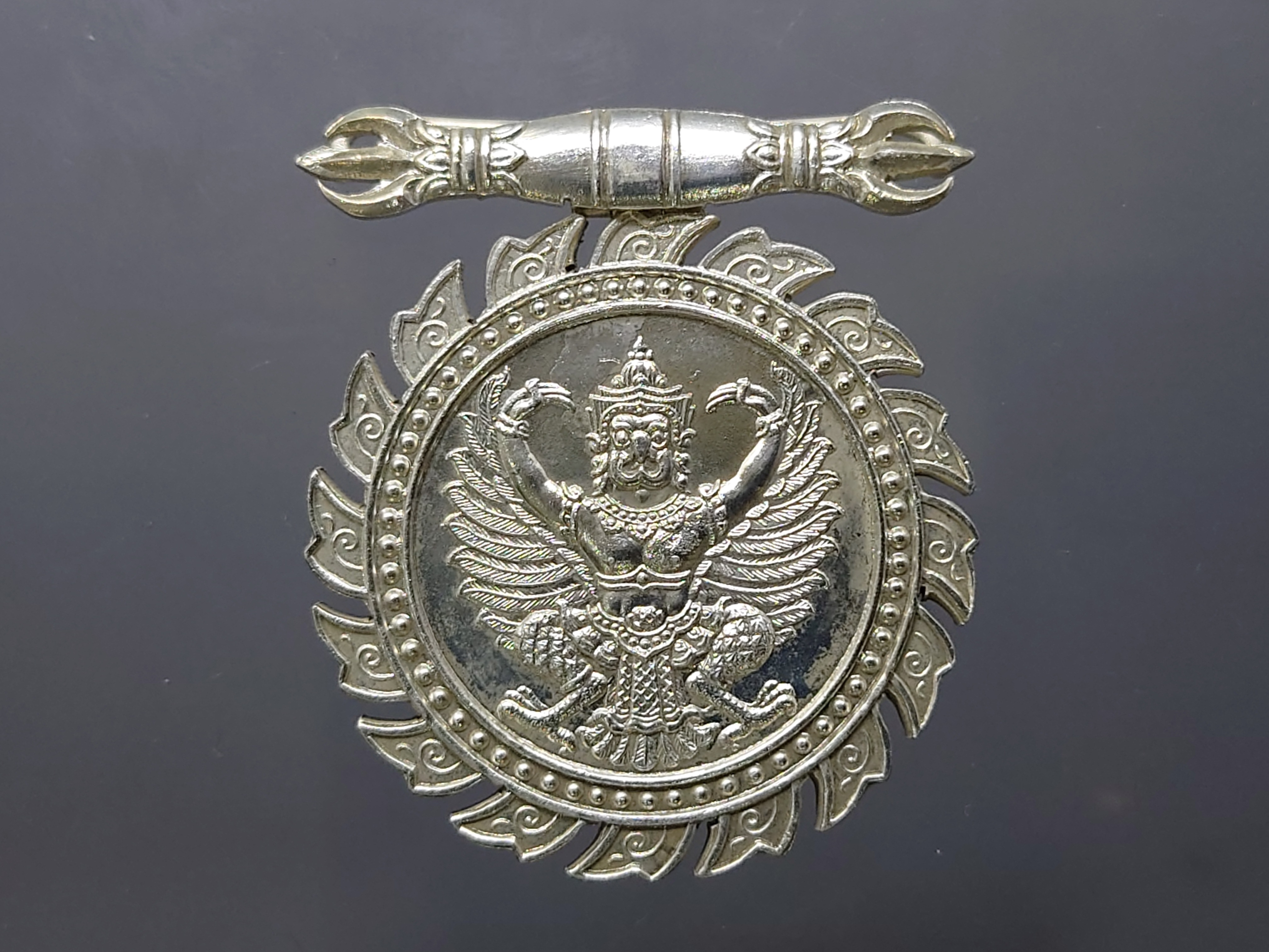 เหรียญแพรแถบจักรพรรดิมาลา เนื้อเงิน หน้าช้าง หลังครุฑ บำเหน็จแห่งความมั่นคงและยั่งยืนในราชการ (แบบชาย)