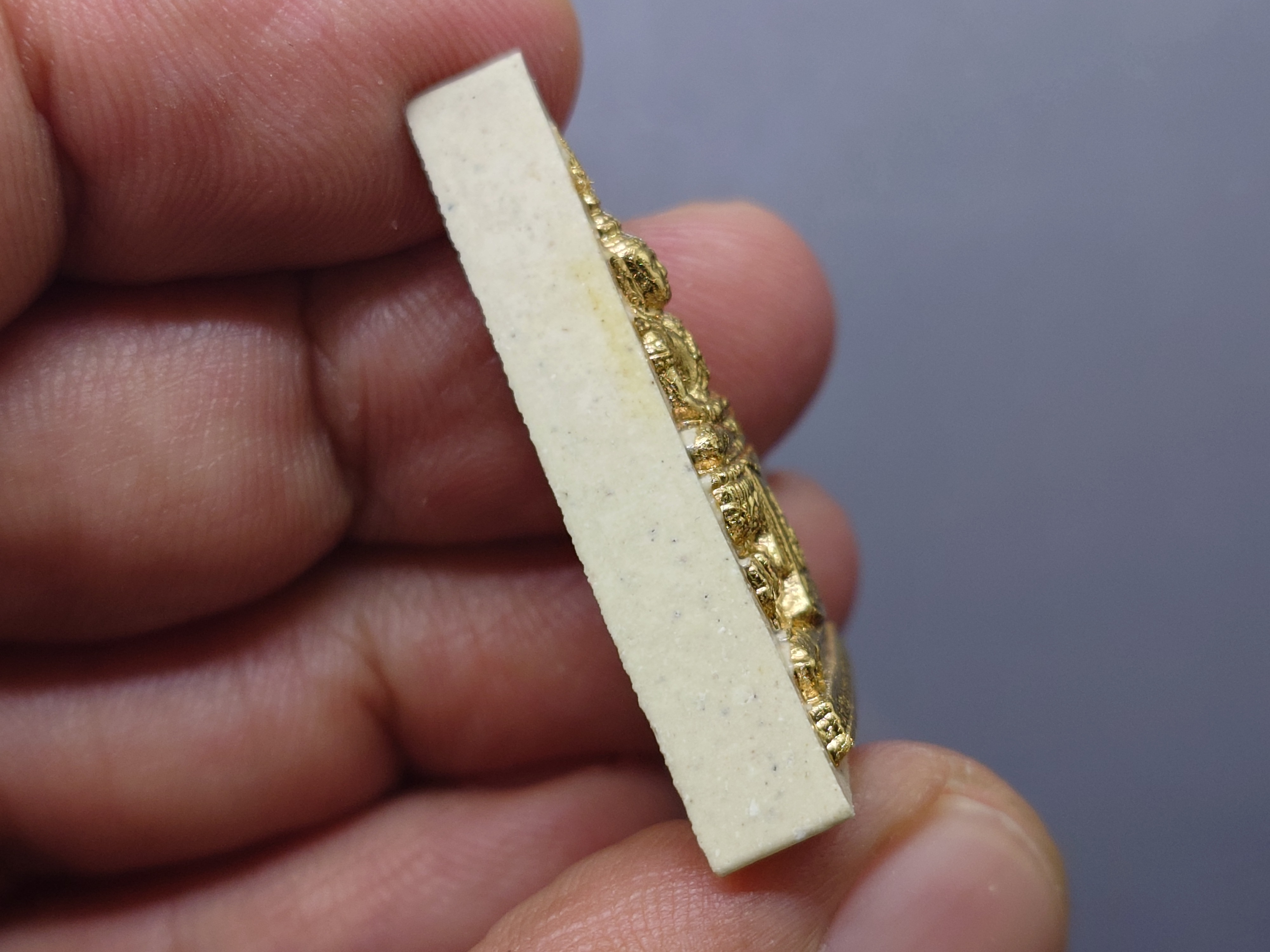 พระแก้วมรกต กรมสรรพสามิต เนื้อผง หน้ากากโลหะปัดทอง หลังตราสัญลักษณ์ครองราช 60 พรรษา เนื้อเงิน กรมสรรพสามิต สร้าง ในพระบรมราชานุญาต ปี2550 ตลับเดิม กล่องเดิม