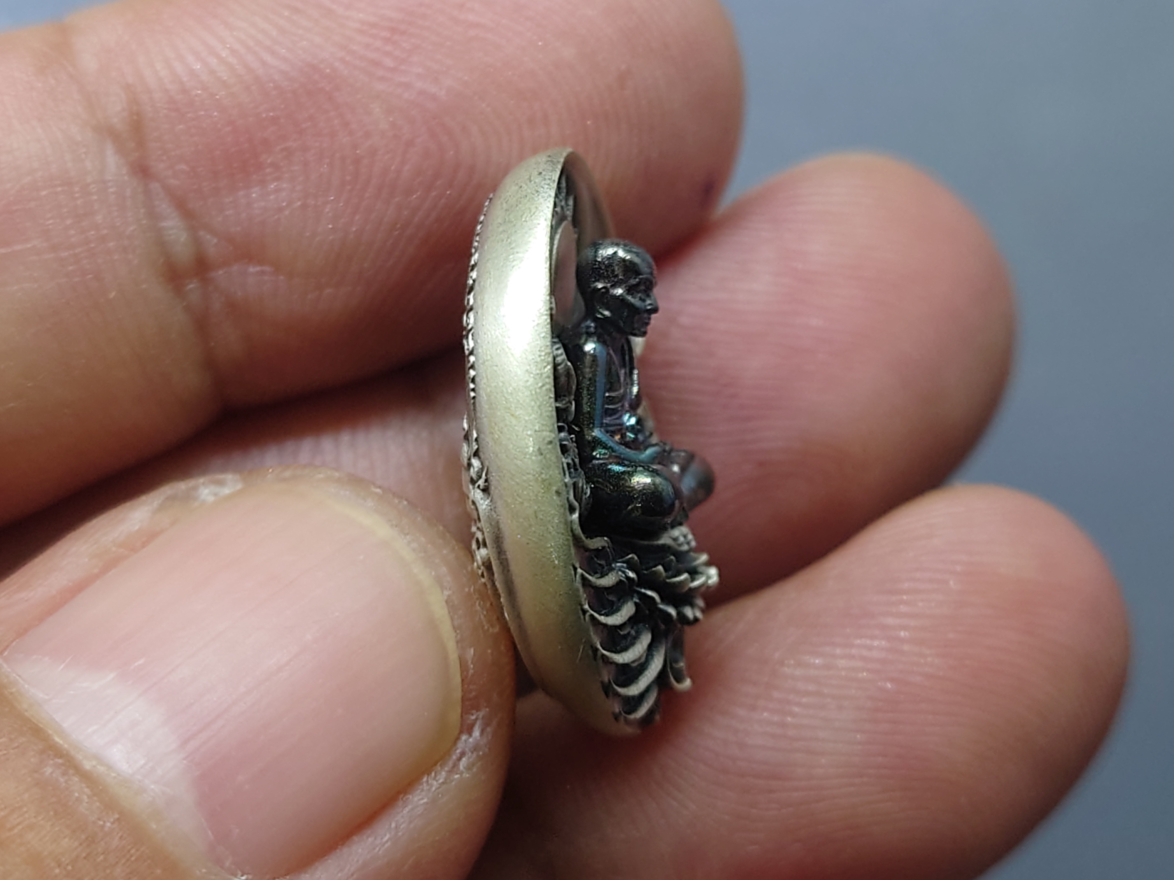 เหรียญหลวงปู่ทวด รุ่นอภิเมตรา มหาโพธิสัตว์ พิมพ์จิ๋ว เนื้อเงิน(สร้าง 333 เหรียญ) ควบคุมออกแบบโดย อ.เฉลิมชัย โคท 291 พร้อมใบกำกับหมายเลขประจำองค์พระ พ.ศ.2558