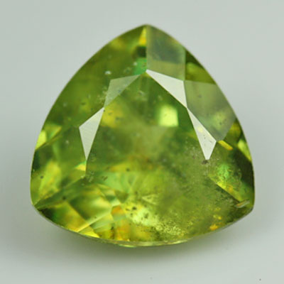 สฟีน (Sphene) 1.05 กะรัต ไฟดี หายาก รูปสามเหลี่ยม