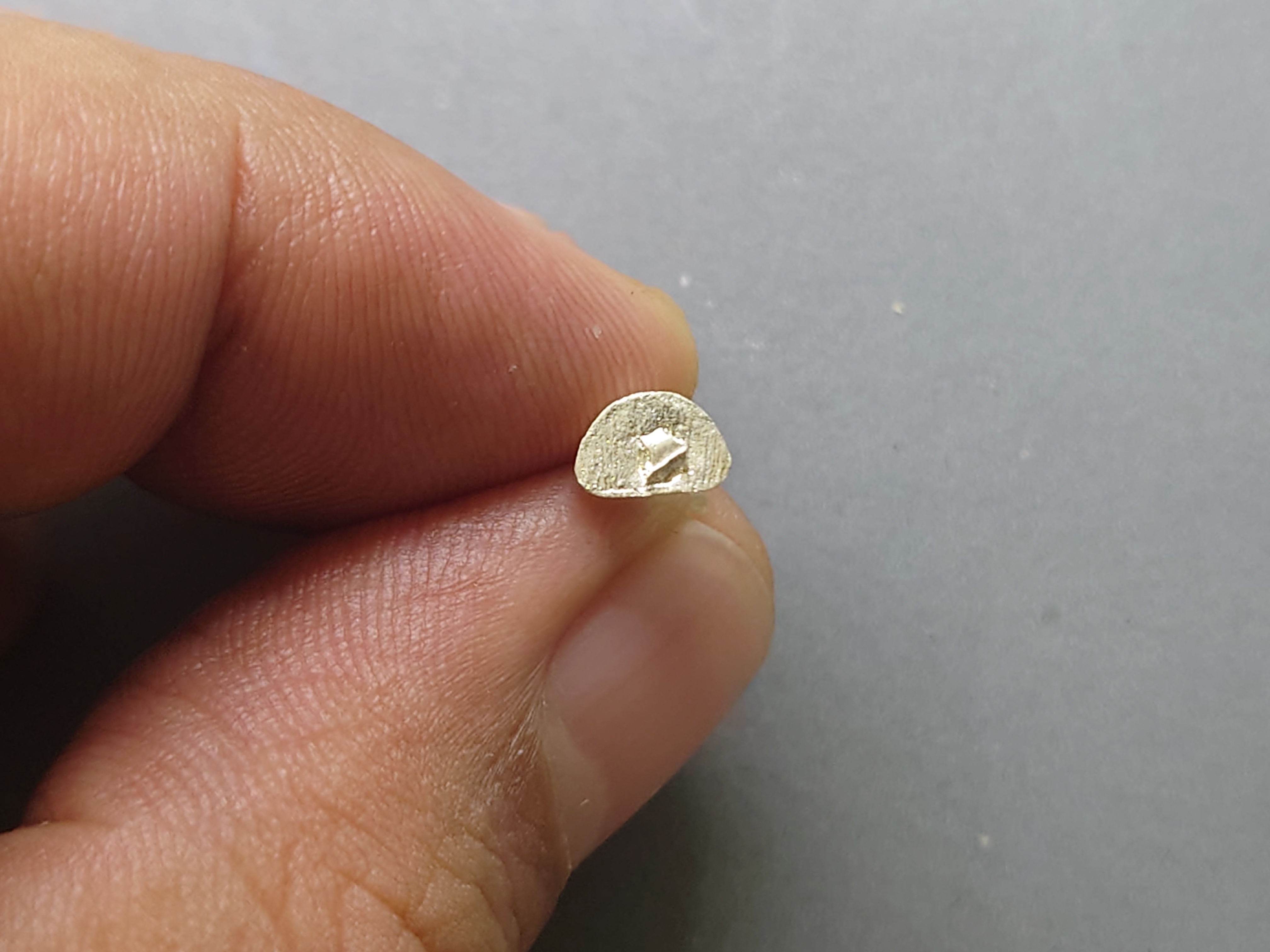 พระแก้วมรกต ทรงฤดูฝน รุ่นเทอดพระเกียรติ เนื้อเงิน พิมพ์จิ๋ว สูง 1 ซ.ม.มหาพุทธาภิเษก ณ วัดพระศรีรัตนศาสดาราม (วัดพระแก้ว) ปี2540 พร้อมตลับเดิม