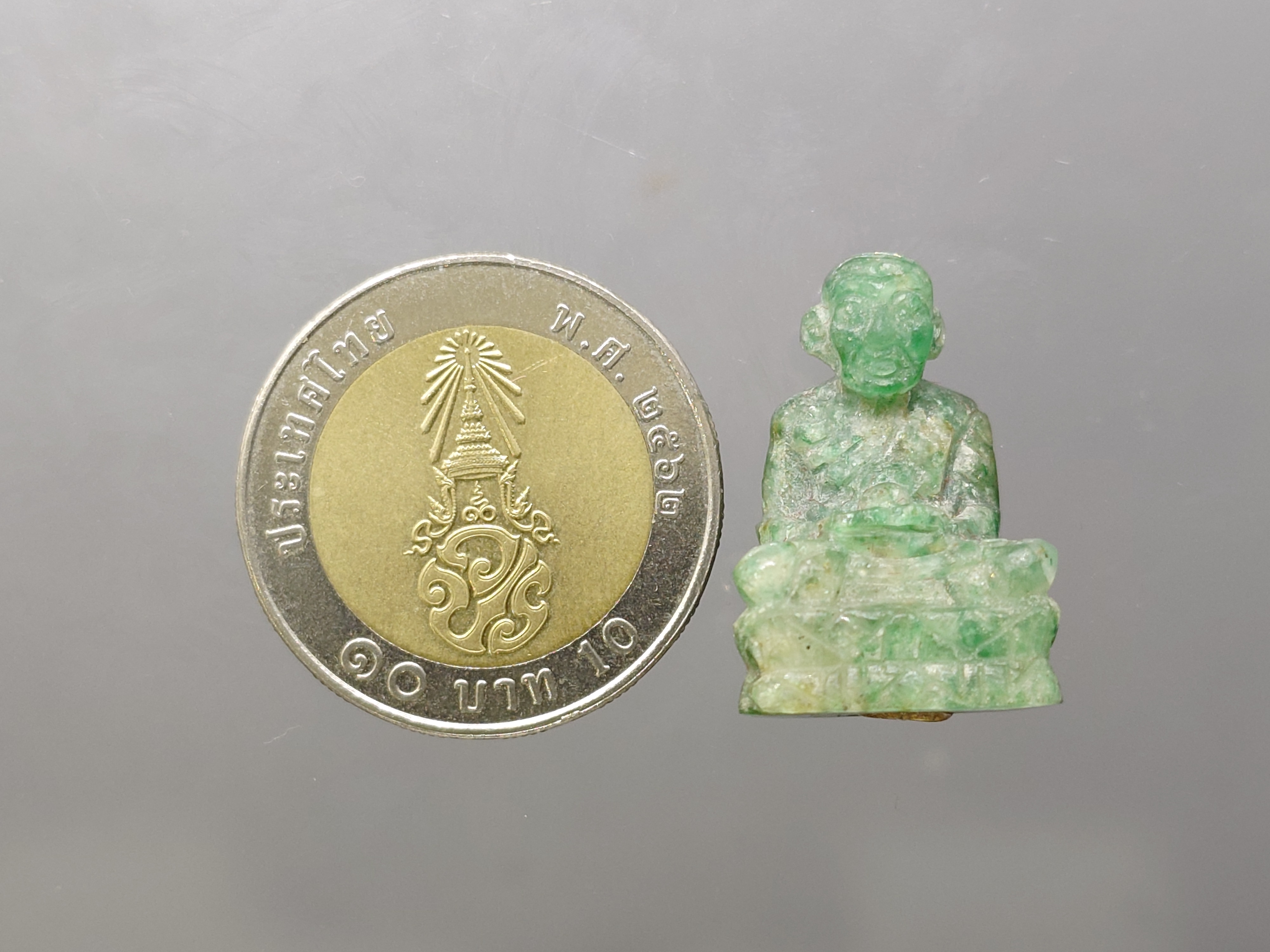 หลวงปู่ทวดหยก เนื้อหยก ลอยองค์ ฐานฝังหมุดทองคำแท้ พิมพ์ใหญ่ ขนาดสูง 2.5 เซน วัดพะโคะ สมาคมชาวเพชรบุรีสร้าง ปี2543 พร้อมกล่องเดิม