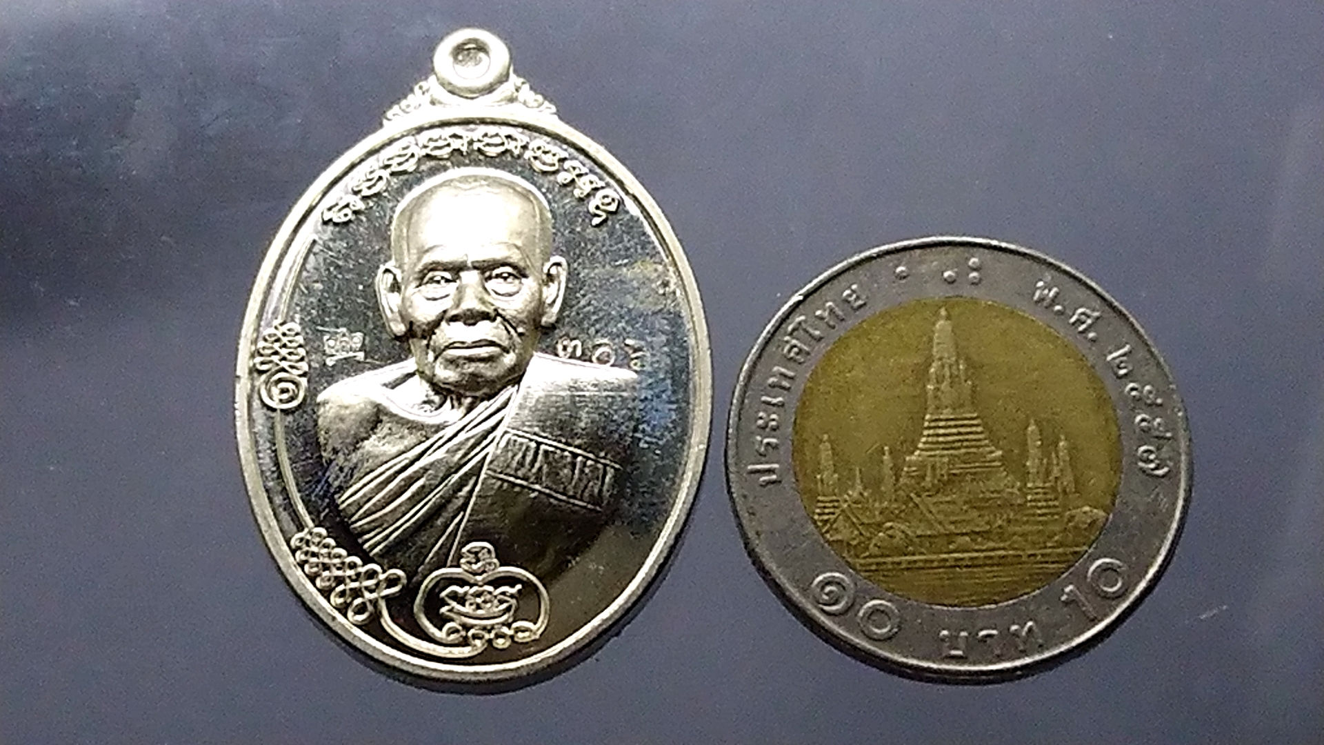 เหรียญหลวงพ่อพัฒน์ รุ่นราชรถมาเกย เนื้ออัลปาก้า พร้อมตลับ