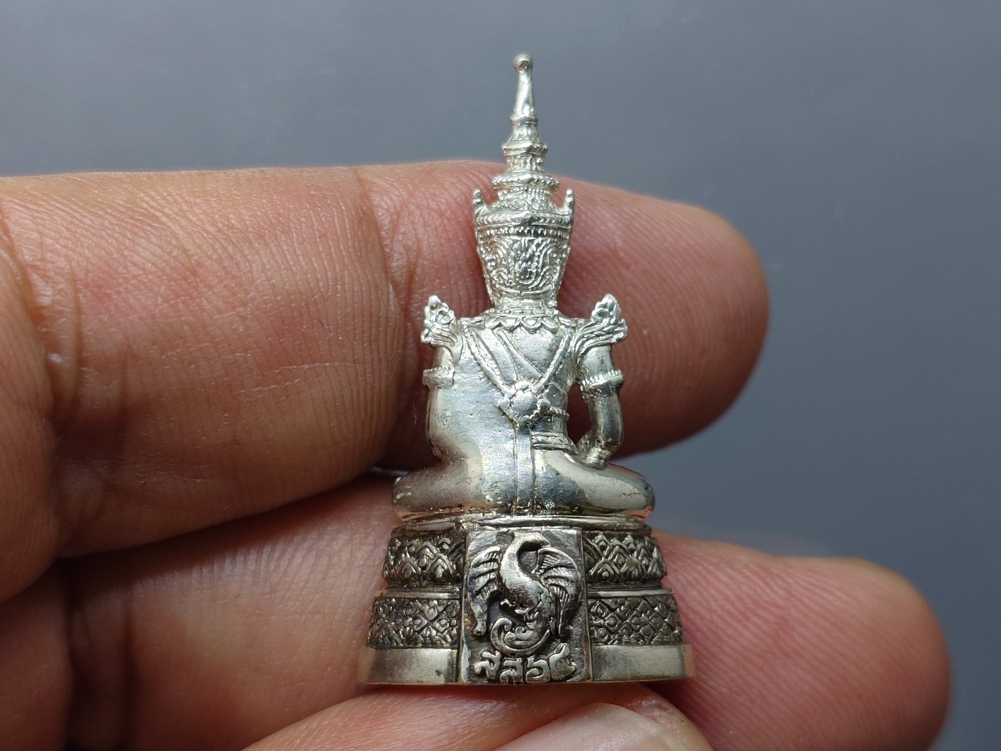 พระแก้วมรกต (พระพุทธมหามณีรัตนปฏิมากร) กรมสรรพสามิต ครบรอบ 64 ปี เนื้อเงินรมดำ พ.ศ.2539 พร้อมกล่องเดิม