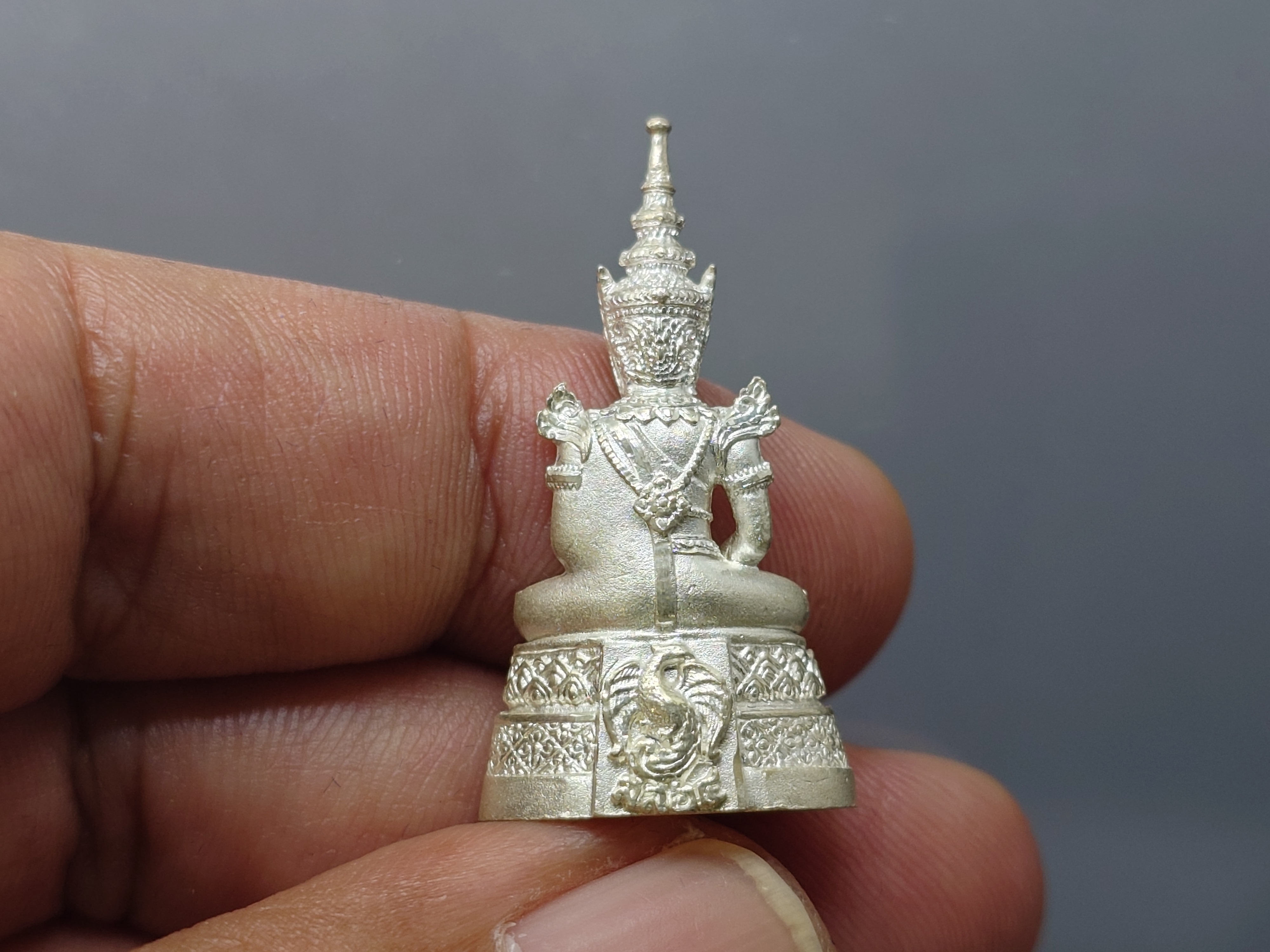 พระแก้วมรกต (พระพุทธมหามณีรัตนปฏิมากร) กรมสรรพสามิต ครบรอบ 64 ปี เนื้อเงินพ่นทราย พ.ศ.2539 พร้อมกล่องเดิม