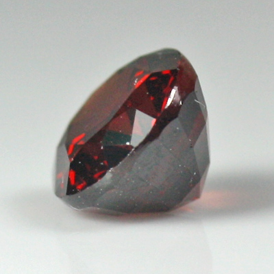 โกเมนสีแดงหรือโรโดไลท์ (Rhodolite Garnet) 1.53 กะรัต รูปร่างไข่