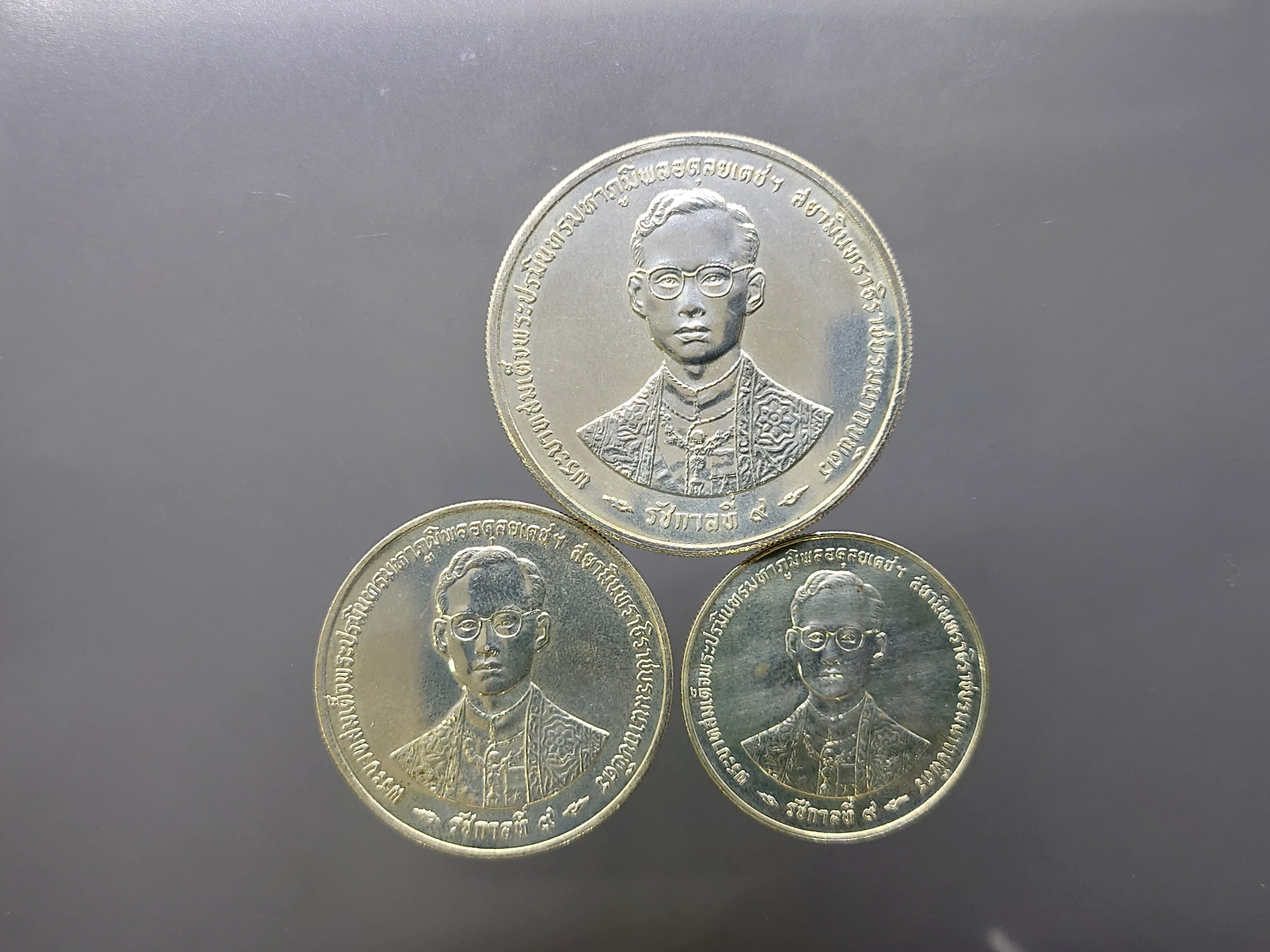 เหรียญกษาปณ์ (เนื้อเงิน ครบชุด150-300-600 บาท) ที่ระลึกพระราชพิธีกาญจนาภิเษก รัชการที่9 พ.ศ.2539 ไม่ผ่านใช้