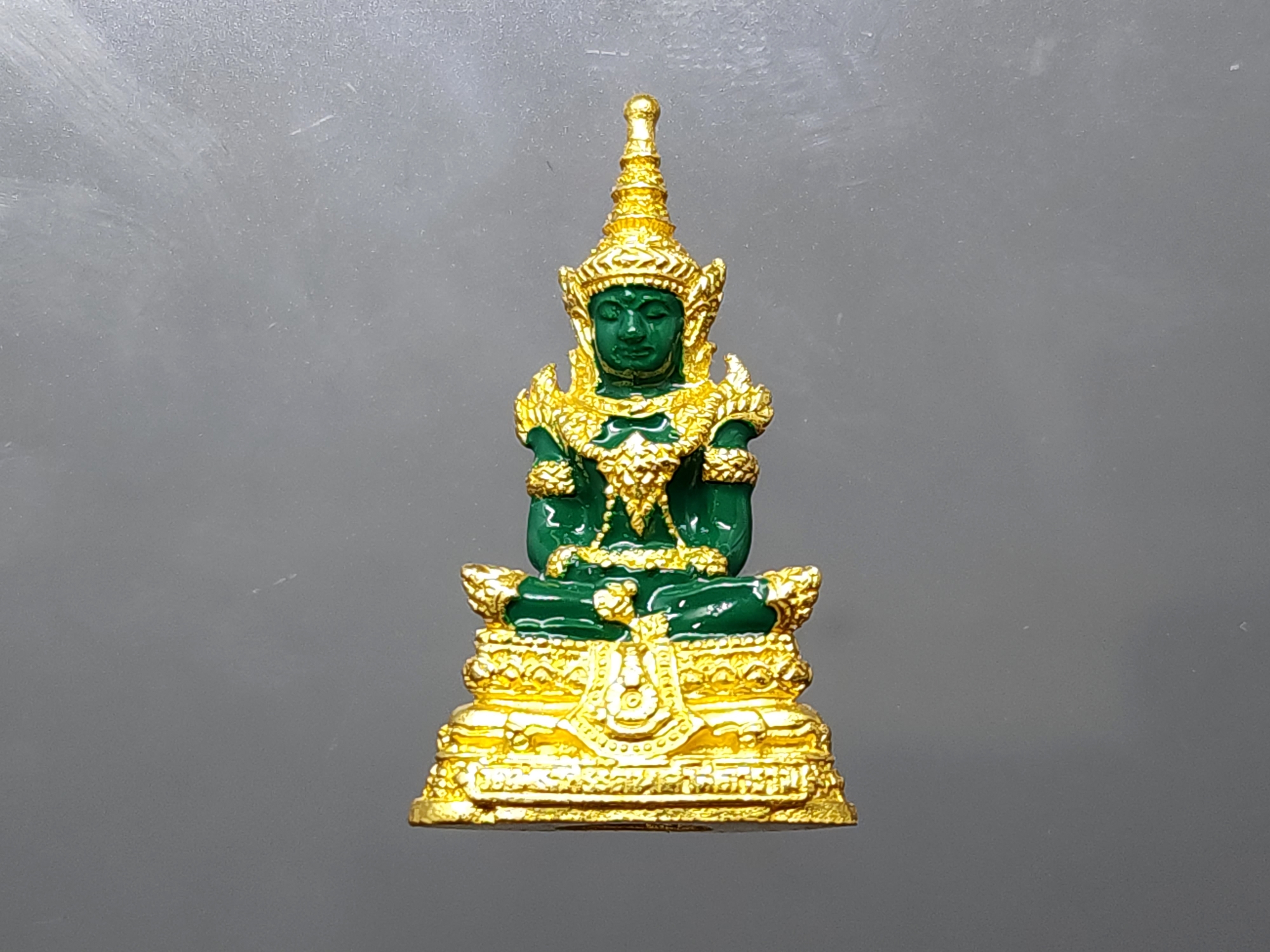 พระแก้วมรกต ชุด 3 ฤดู เนื้อโลหะเคลือบสีเขียว เครื่องทรงชุบทอง สำนักพระราชวัง สร้าง พุทธาภิเษก ณ วัดพระศรีรัตนศาสดาราม พ.ศ.2547