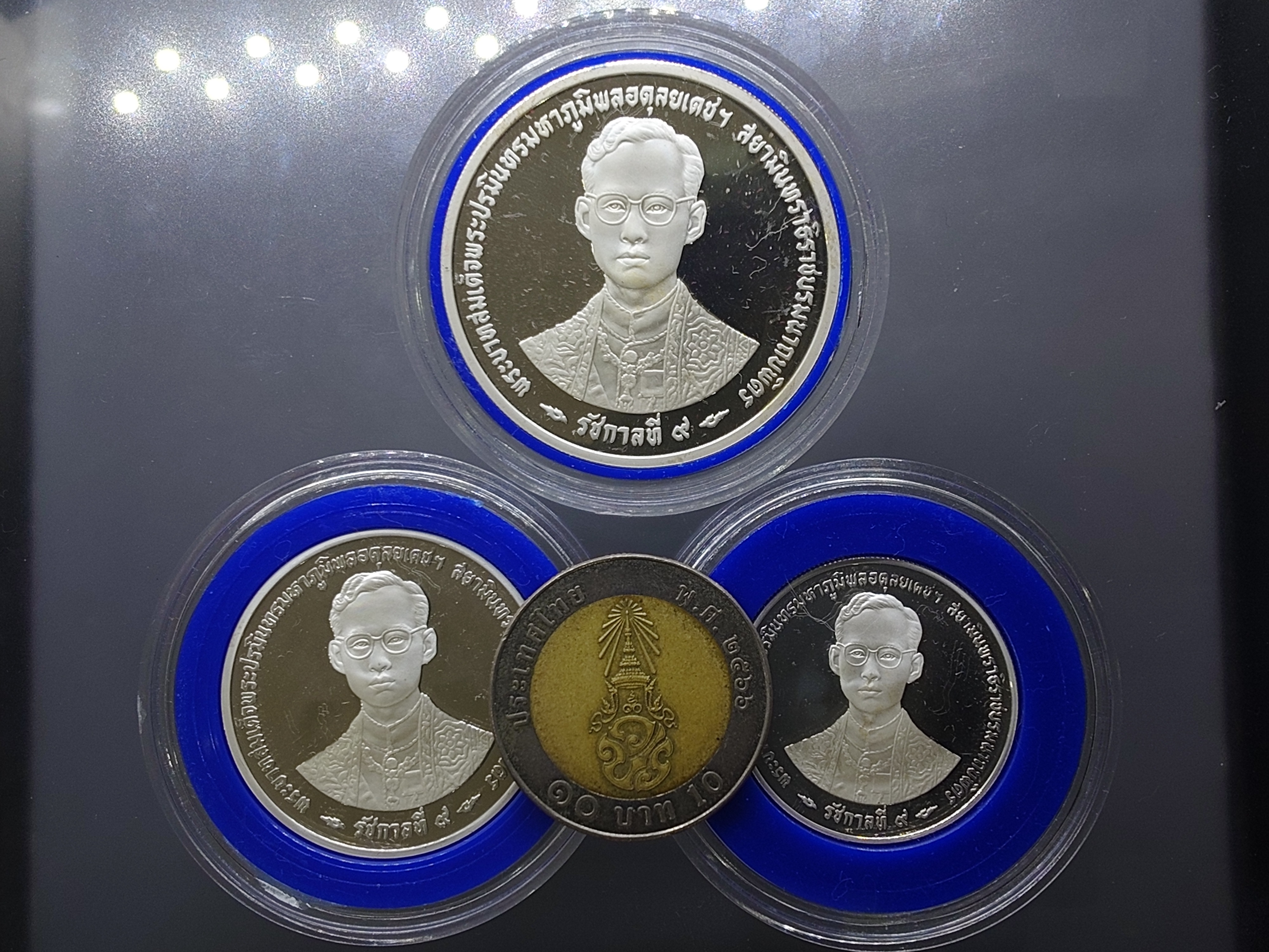 เหรียญเงินขัดเงา ที่ระลึกพระราชพิธีกาญจนาภิเษก รัชการที่9 (ครบชุด 3 ราคาหน้าเหรียญ 150-300-600 บาท) พ.ศ.2539 พร้อมกล่องหนัง