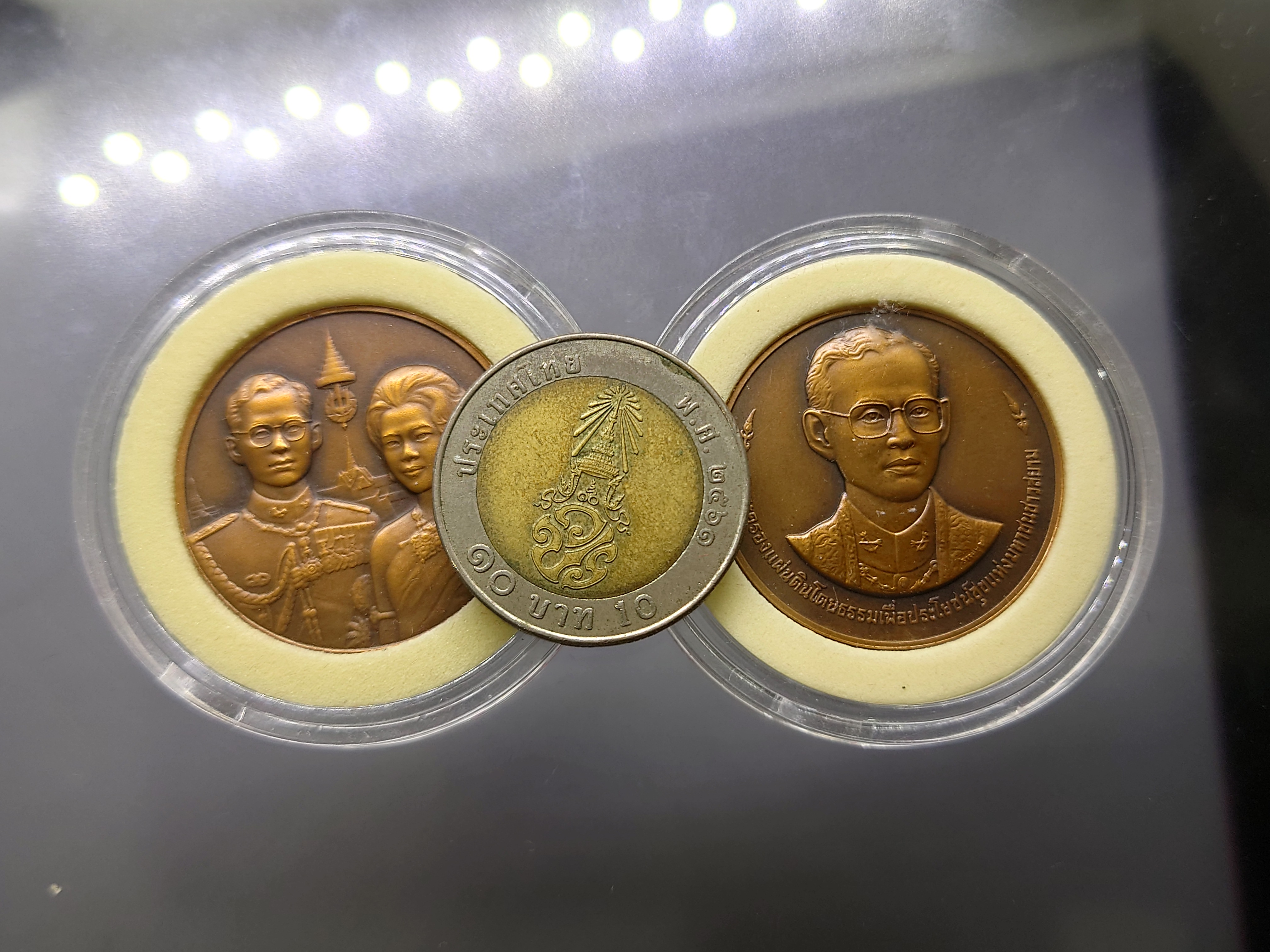 เหรียญทองแดง ชุด ที่ระลึกพระบรมราชาเษก และ ราชาภิเษกสมรสครบ 50 ปี 2543 พร้อมกล่องหนัง