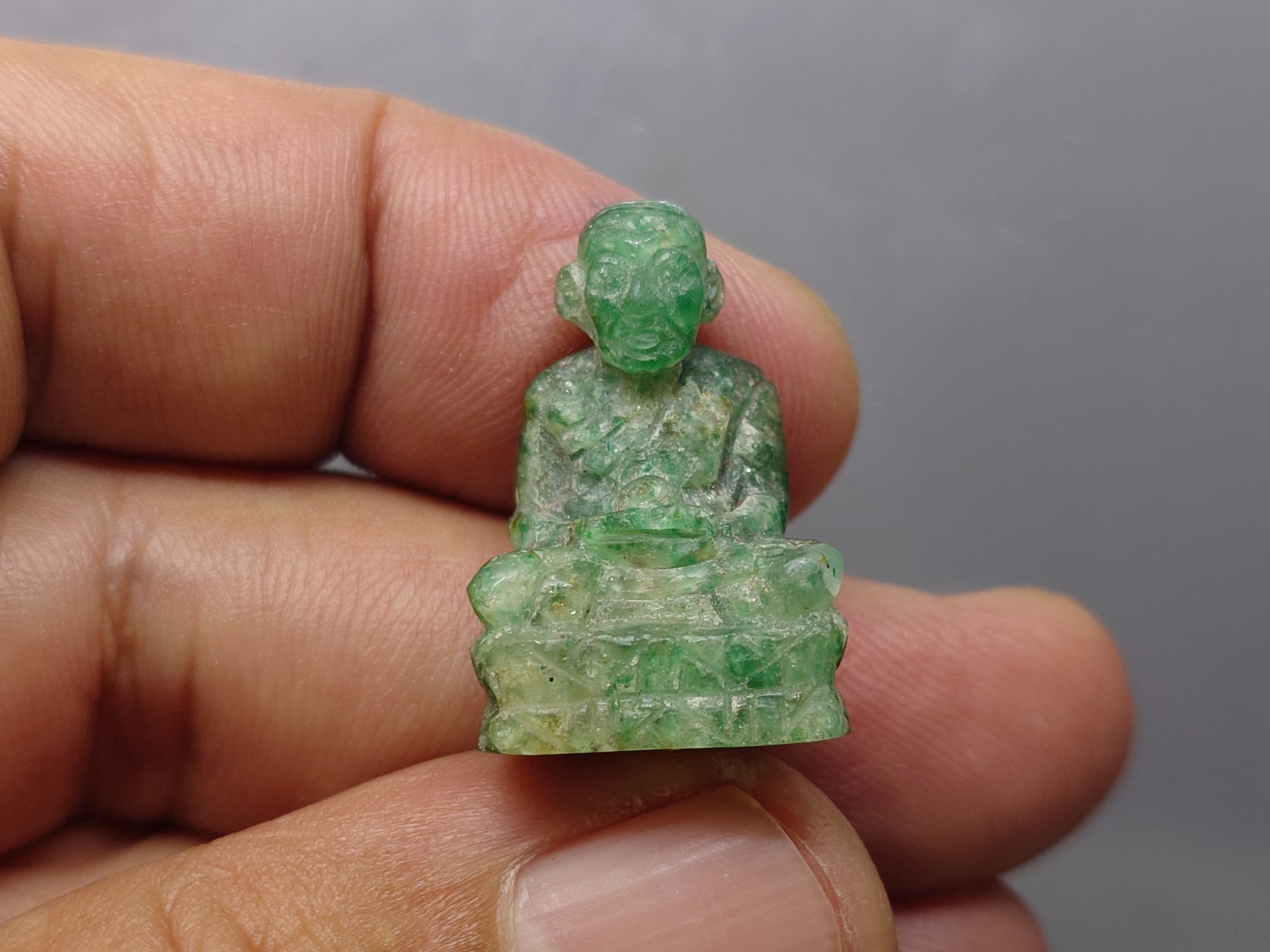 หลวงปู่ทวดหยก เนื้อหยก ลอยองค์ ฐานฝังหมุดทองคำแท้ พิมพ์ใหญ่ ขนาดสูง 2.5 เซน วัดพะโคะ สมาคมชาวเพชรบุรีสร้าง ปี2543 พร้อมกล่องเดิม