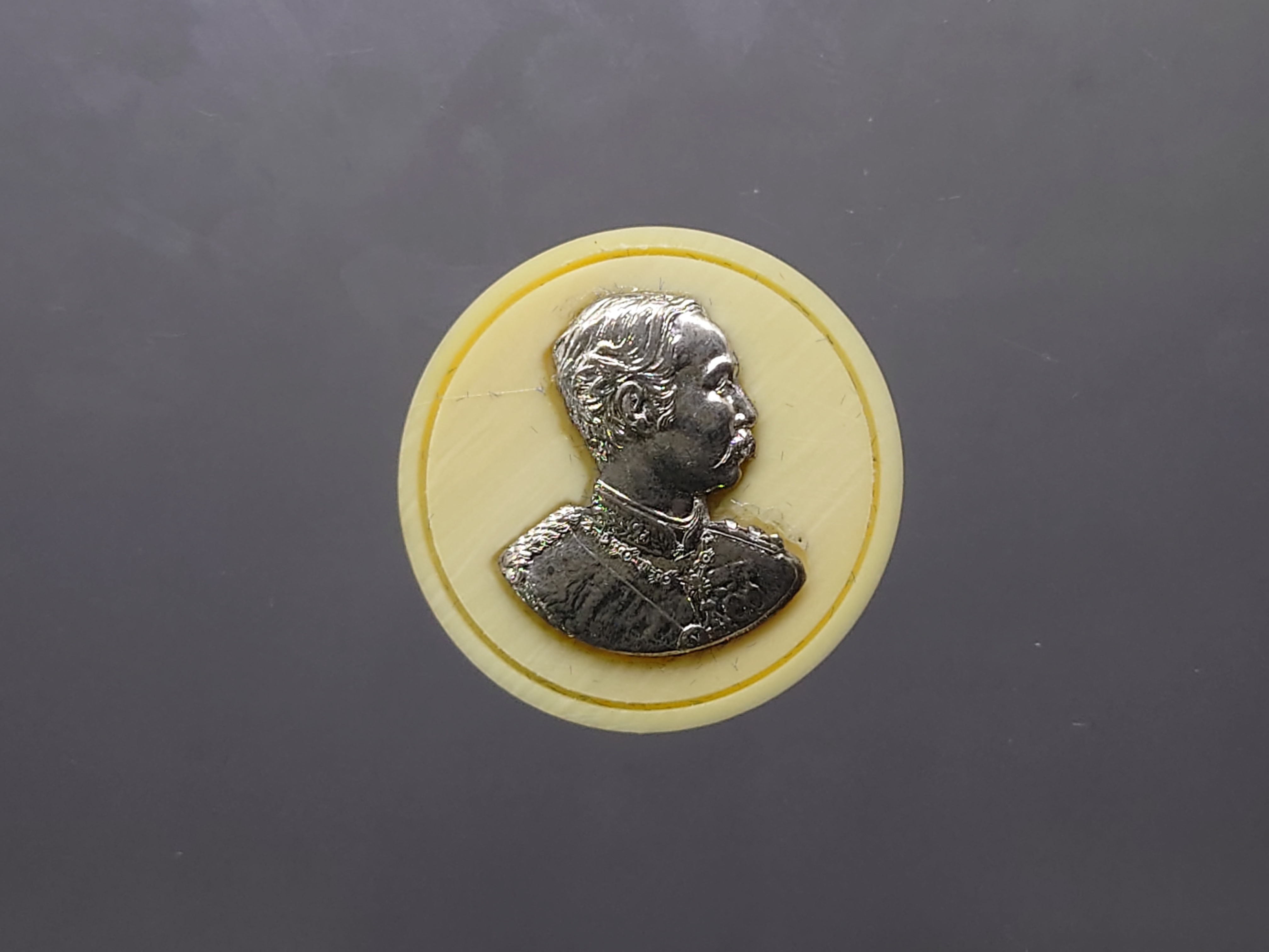 เหรียญรัชกาลที่5 แมมมอธหมื่นปี เนื้องาช้างแมมมอธ หน้ากากเงิน จัดสร้างโดยมูลนิธิศรีรัตนโกสินทร์ วัดพระเชตุพนวิมลมังคลาราม (วัดโพธิ์) ปี2543 พร้อมกล่องเดิม